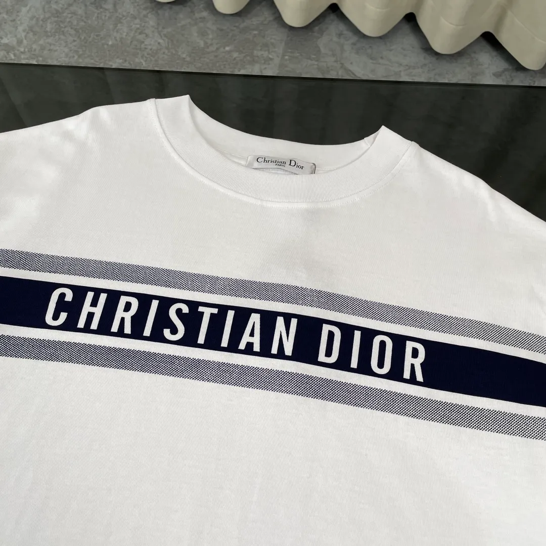 🅿️180 Highest Version Dior CD Haute Couture Short Sleeve T-shirt with Striped Logo on Chest, Front and Back, High Quality, High Version! Super iconic brand logo printing pattern. When layered as a base, you will look like a blogger. Low-key and tasteful. Original fabric. 300G high weight double yarn, 100% combed cotton. Thread custom weaving and dyeing without color difference. No pressure when entering and exiting the counter. Through-shoulder strapping technology increases the washing life of clothes. No deformation. High-end digital printing technology. Does not fade. Bright colors. Hang tag. Collar label. Washed wheat. Three labels are complete! !  Loose fit, same style for men and women Color: white against dark blue Size: S M L XL