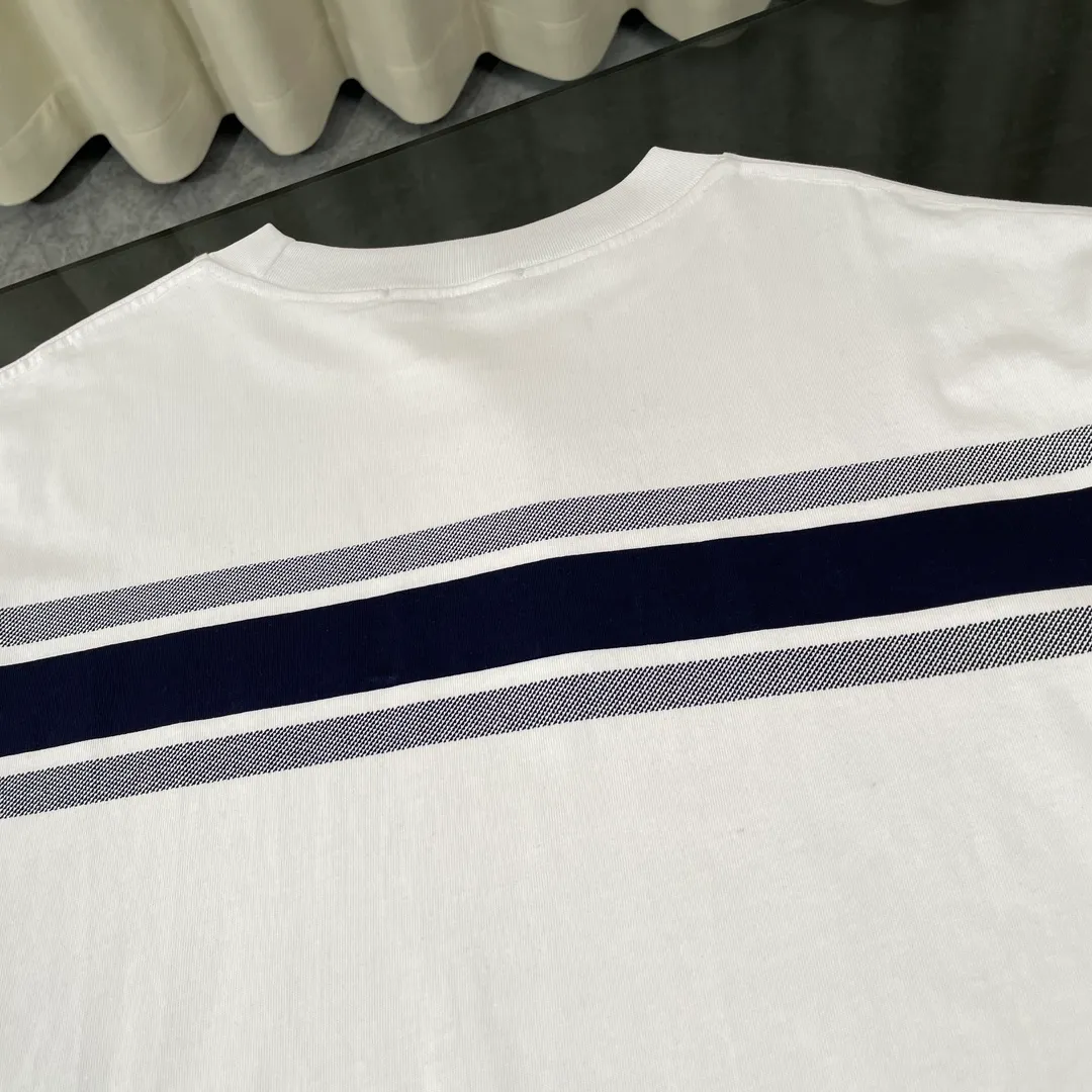 🅿️180 Highest Version Dior CD Haute Couture Short Sleeve T-shirt with Striped Logo on Chest, Front and Back, High Quality, High Version! Super iconic brand logo printing pattern. When layered as a base, you will look like a blogger. Low-key and tasteful. Original fabric. 300G high weight double yarn, 100% combed cotton. Thread custom weaving and dyeing without color difference. No pressure when entering and exiting the counter. Through-shoulder strapping technology increases the washing life of clothes. No deformation. High-end digital printing technology. Does not fade. Bright colors. Hang tag. Collar label. Washed wheat. Three labels are complete! !  Loose fit, same style for men and women Color: white against dark blue Size: S M L XL