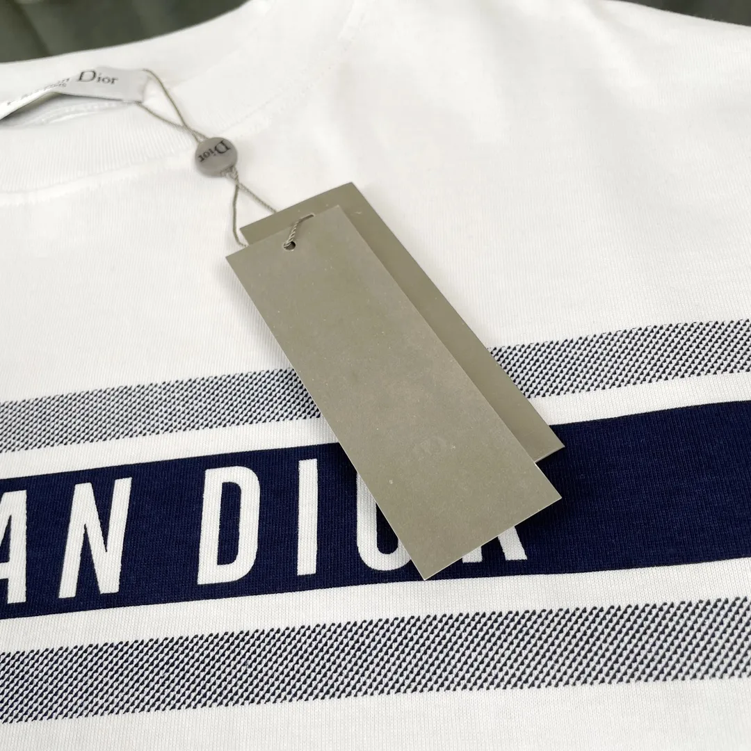 🅿️180 Highest Version Dior CD Haute Couture Short Sleeve T-shirt with Striped Logo on Chest, Front and Back, High Quality, High Version! Super iconic brand logo printing pattern. When layered as a base, you will look like a blogger. Low-key and tasteful. Original fabric. 300G high weight double yarn, 100% combed cotton. Thread custom weaving and dyeing without color difference. No pressure when entering and exiting the counter. Through-shoulder strapping technology increases the washing life of clothes. No deformation. High-end digital printing technology. Does not fade. Bright colors. Hang tag. Collar label. Washed wheat. Three labels are complete! !  Loose fit, same style for men and women Color: white against dark blue Size: S M L XL