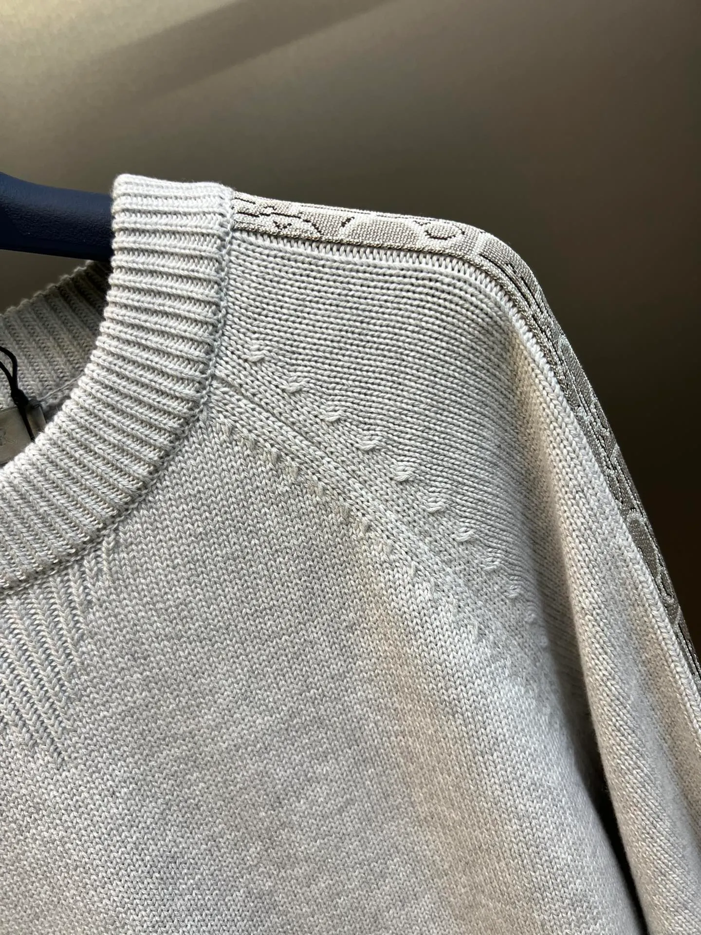 🅿️580 dior sleeve web jacquard sweater The original version is dyed 1:1 and has a color similarity of more than 95%. It is made of 100% fully combed cotton yarn. The body of the garment is woven using the same 7G loom as the original version. The mulberry silk webbing on both sides is woven separately according to the original version using 16-needle ultra-fine needles. Stitching, washing, and finally the webbing are all operated by highly skilled lathes. Ordinary lathes cannot carve such a straight webbing. This place particularly tests the lathes' skills. Otherwise, the resulting version will be uneven, high, and asymmetrical. At a glance, it will look particularly classless! ! size: xs s m l