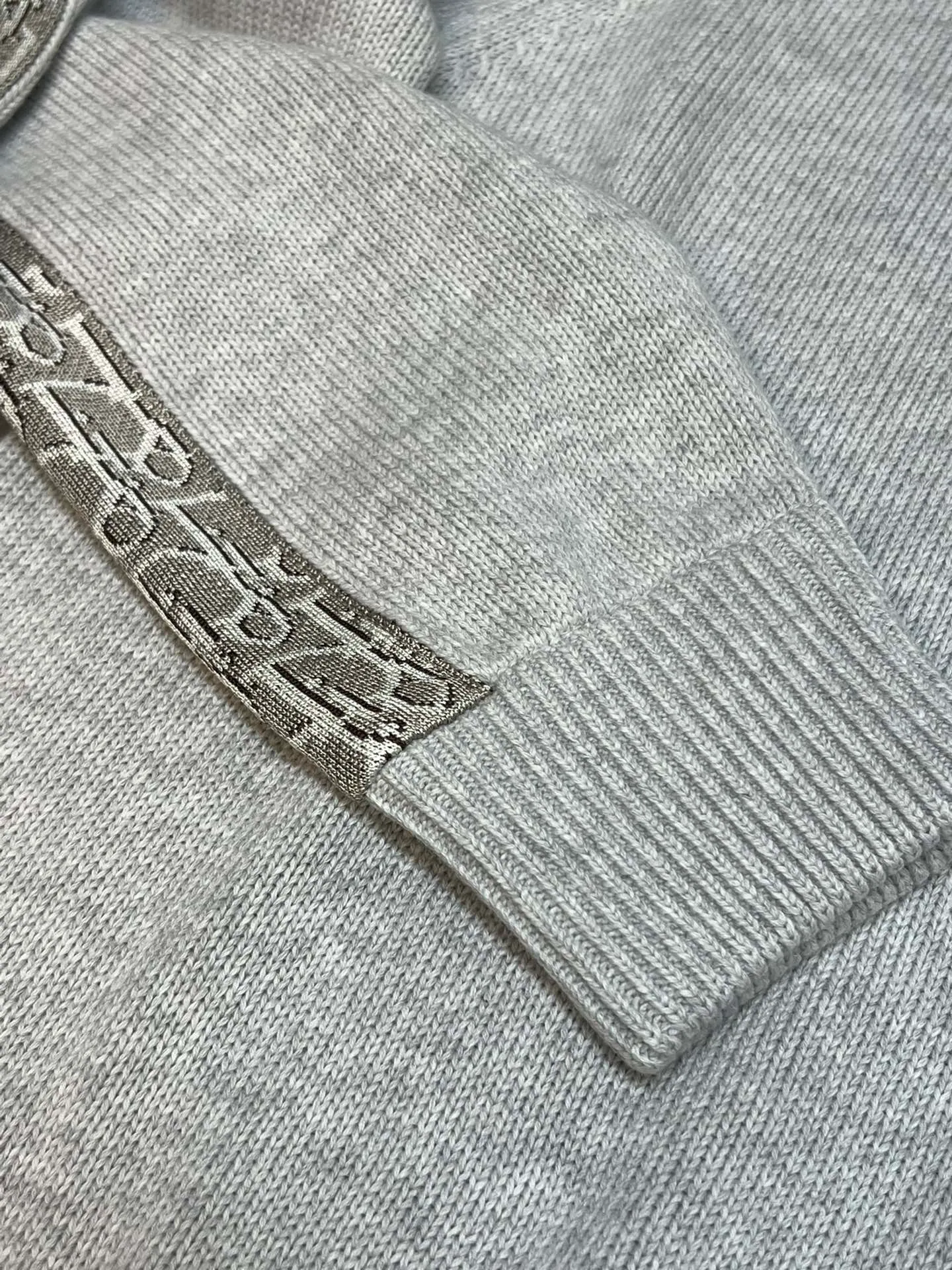🅿️580 dior sleeve web jacquard sweater The original version is dyed 1:1 and has a color similarity of more than 95%. It is made of 100% fully combed cotton yarn. The body of the garment is woven using the same 7G loom as the original version. The mulberry silk webbing on both sides is woven separately according to the original version using 16-needle ultra-fine needles. Stitching, washing, and finally the webbing are all operated by highly skilled lathes. Ordinary lathes cannot carve such a straight webbing. This place particularly tests the lathes' skills. Otherwise, the resulting version will be uneven, high, and asymmetrical. At a glance, it will look particularly classless! ! size: xs s m l