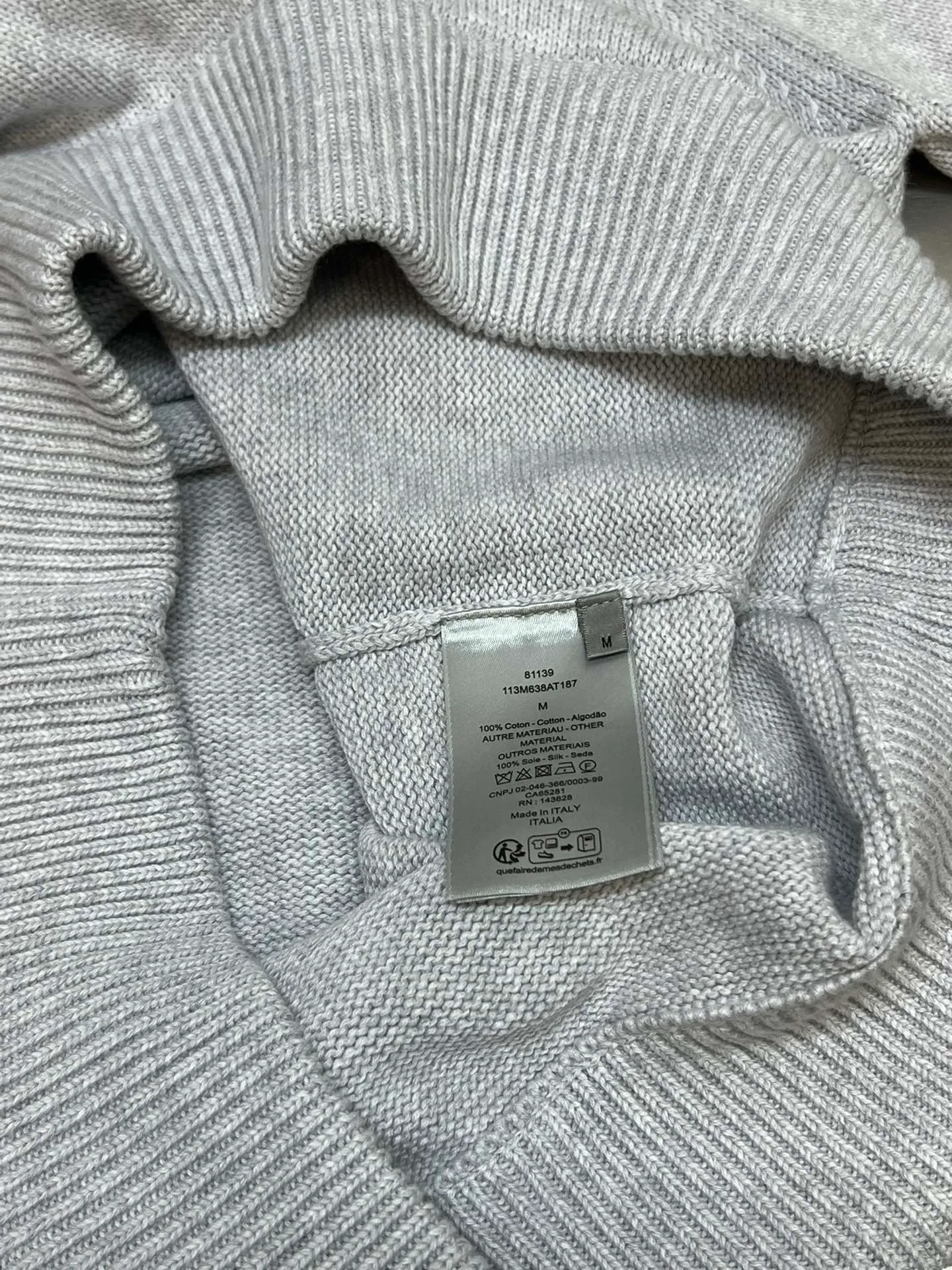 🅿️580 dior sleeve web jacquard sweater The original version is dyed 1:1 and has a color similarity of more than 95%. It is made of 100% fully combed cotton yarn. The body of the garment is woven using the same 7G loom as the original version. The mulberry silk webbing on both sides is woven separately according to the original version using 16-needle ultra-fine needles. Stitching, washing, and finally the webbing are all operated by highly skilled lathes. Ordinary lathes cannot carve such a straight webbing. This place particularly tests the lathes' skills. Otherwise, the resulting version will be uneven, high, and asymmetrical. At a glance, it will look particularly classless! ! size: xs s m l