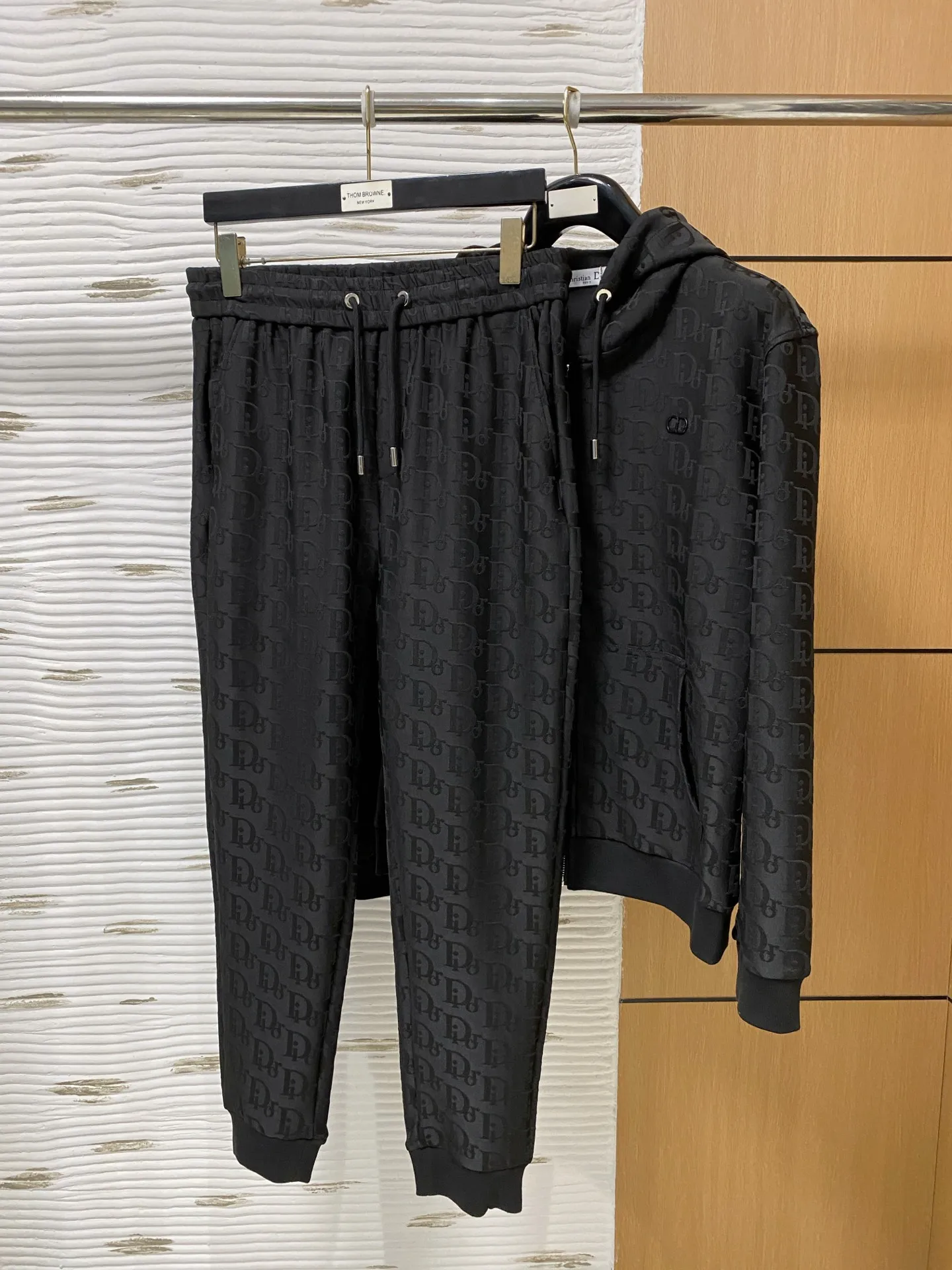 🅿️720 Dior’s 2025 autumn and winter new counter style casual Tencel cotton fabric suit, breathable, comfortable and casual! Full of high-end feel! The details are exquisite and high-end, and the workmanship is impeccable! The original high-end fabric is very high-end! The fabric is crisp, anti-wrinkle and wear-resistant, warm, neat and stylish. Everyone must buy a set this autumn and winter. They must look cool and cool when wearing it. This is a particularly recommended model from our store! M-3XL