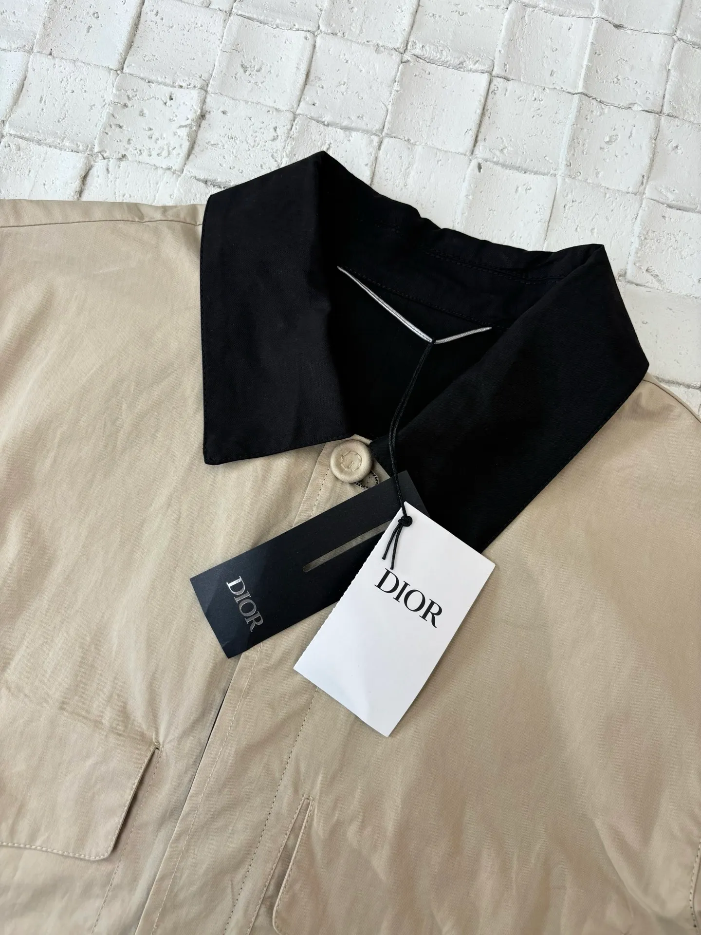 🅿️596 Dio*/Dior 25SS lapel old money style jacket. The fabric is made of cotton twill body and lining made of 100% cotton. The shuttle loom shuttles between the warp and weft yarns through the shuttle to form the diagonal grain of the twill. The cotton material makes it breathable and comfortable against the skin. The twill weave makes the fabric structure tight, high-grade texture and easy to take care of through careful tailoring. It has formed the D family's classic casual and fashionable style. The concealed button design does not lose the need for formal occasions. The sleeves are connected to the shoulders using single-needle technology, making it firm and linear. There are pockets on the left and right. The fabric is wrapped around the edges of the pockets using piping technology, making it firmer and more aesthetically pleasing. Size: S/M/L/XL