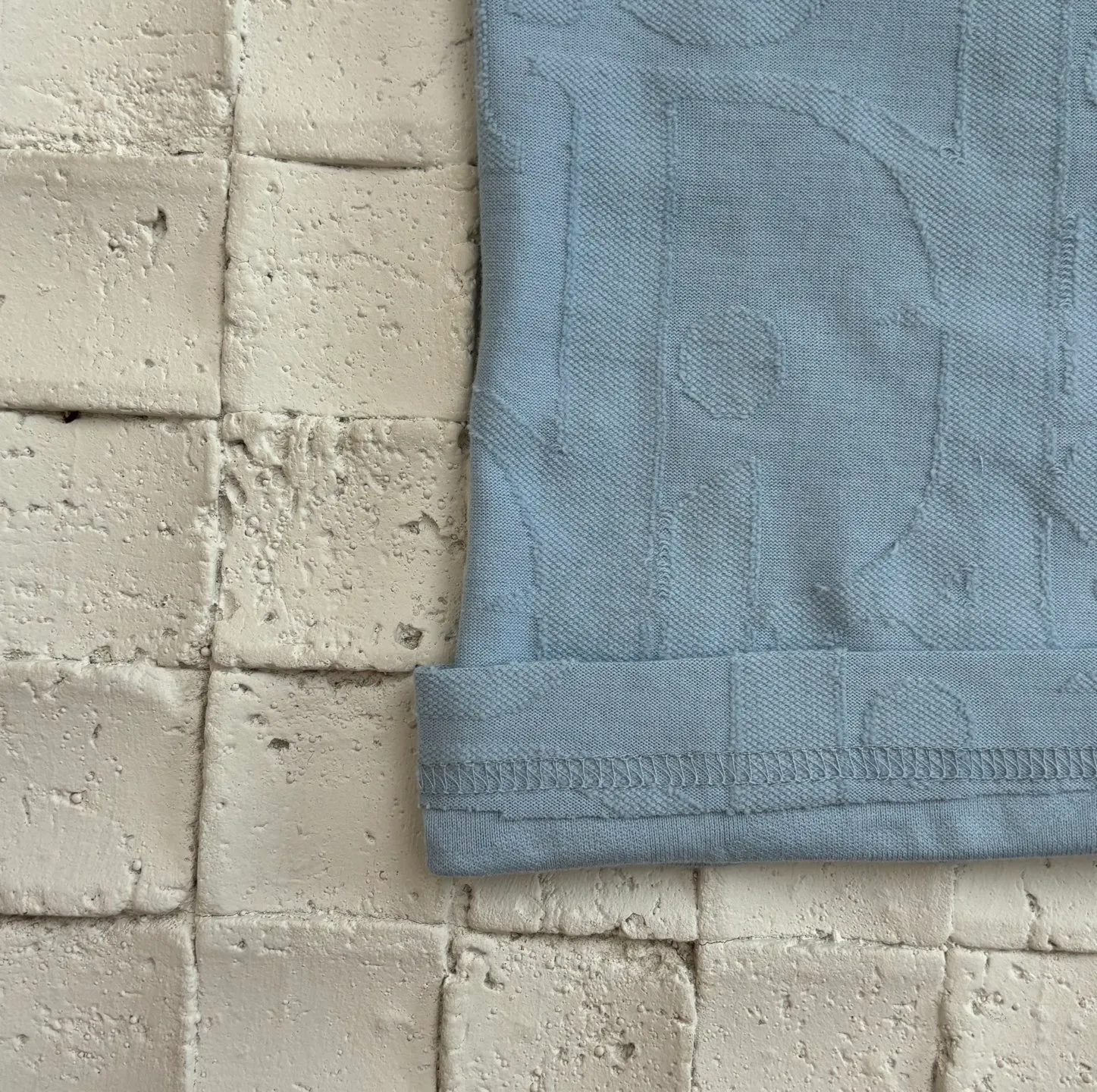 🅿️296 Dio*/Dior 25Ss new line-cut jacquard round-neck short-sleeved T-shirt. Pure cotton plain weave fabric, woven with 32S double-ply pure cotton yarn. The fabric has high abrasion resistance while retaining the moisture absorption and breathability of pure cotton. The plain weave has a tight structure and a smooth surface, but it feels relatively stiff and supports the stiffness of the version. Jacquard pattern, line-cut jacquard technology, full-width Oblique jacquard pattern The relief effect is formed through the deep integration of full-width jacquard and shearing process. The jacquard structure provides a three-dimensional skeleton, and the shearing process strengthens the local texture. Electronic jacquard machine weaves complex patterns on the entire fabric, forming a three-dimensional concave and convex texture to achieve the integration of texture and pattern. The raised jacquard is directionally sheared to form a relief effect, enhancing the tactile level and visual contrast. Size: S/M/L/XL