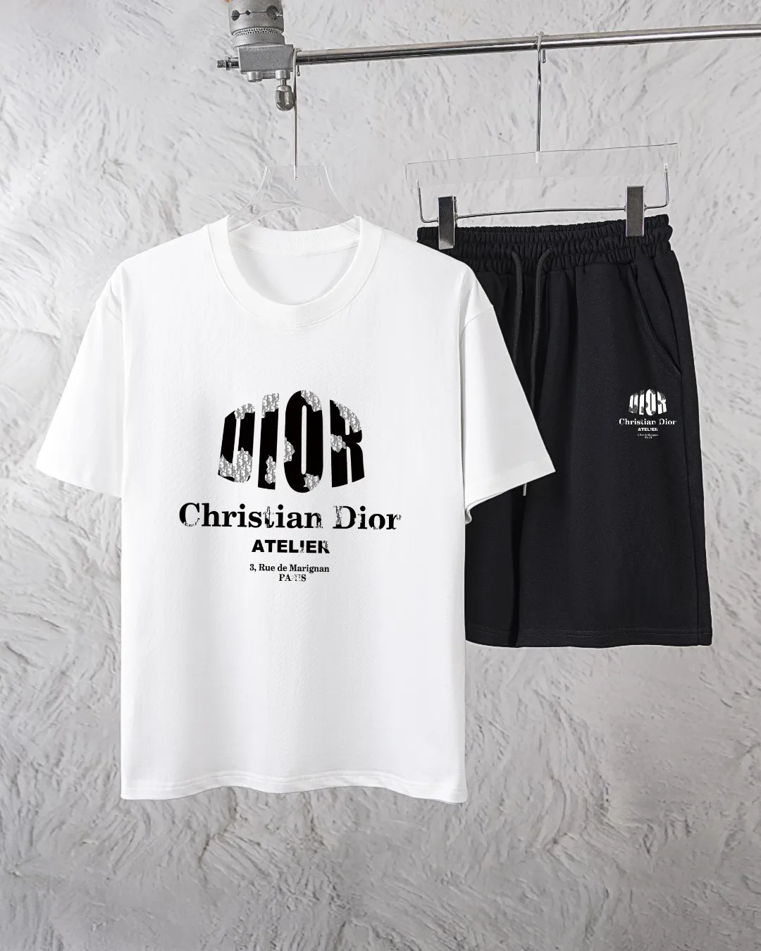 🅿️300 Dior Exclusively provides new trendy men’s fashionable round neck short-sleeved shorts suits, trendy and fashionable casual short-sleeved suits! It has high breathability and comfort, impeccable details, and brand element design concept, reflecting high quality. It presents a casual cut and the upper body shape is great! Material: 250g Xinjiang long-staple cotton short sleeves + 360g pure cotton terry shorts Size: S M L Due to manual measurement, there is a deviation of about 1-3CM in size.