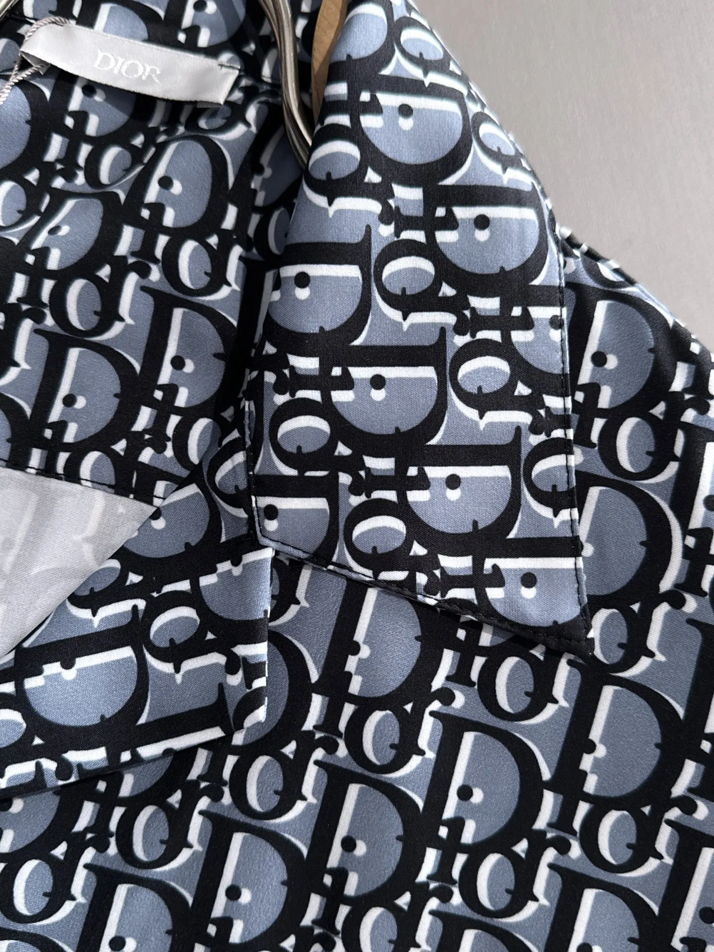 🅿️400 Dior 2025 summer classic LOGO design full-print suit, light and thin cotton full-body digital printing, made of high-quality polyester fiber fabrics, pants with breathable mesh lining, carefully created standard version, can be matched separately with clothes, versatile style for leisure time! The classic logo on the whole body is very eye-catching, showing a sense of luxury and style, becoming a classic and mainstream style that never goes out of style and is elegant! Extremely handsome, classic and heroic. Same style for men and women. Size: M-3XL (Please note your height and weight when placing an order)