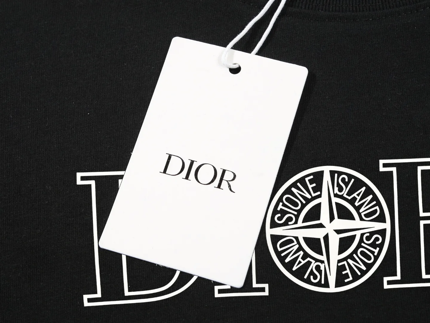🅿️170 DIOR printed letters‼ ️Short-sleeved T-shirt® *Customized 280g cotton fabric, the fabric is soft, skin-friendly and comfortable *Laminated letter logo on the front *A very simple and elegant one that is unparalleled in terms of upper body comfort, interpreting your luxury and taste, and creating your fashionable charm. ⚠️Washing method: It is recommended to dry clean or wrap the reverse side in a laundry bag and machine wash it quickly in cold water and let it dry naturally! ⚠️ Unisex style 𝐂𝐎𝐋𝐎𝐔𝐑: White Black 𝐒𝐈𝐙𝐄: S-XL
