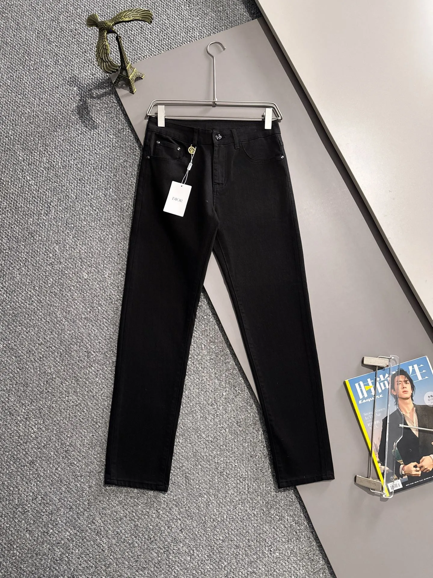🅿️400 Dior’s new 2025 four-season hot brick pocket slim-fit jeans trousers are woven from imported Japanese Denim plain cotton denim fabric. They are complete with three standards, simple yet elegant, soft, delicate and comfortable, and the upper body is versatile and fashionable! Light luxury, a must-have item for daily commuting! Code number: 28-40 (please state your height and weight when placing an order)