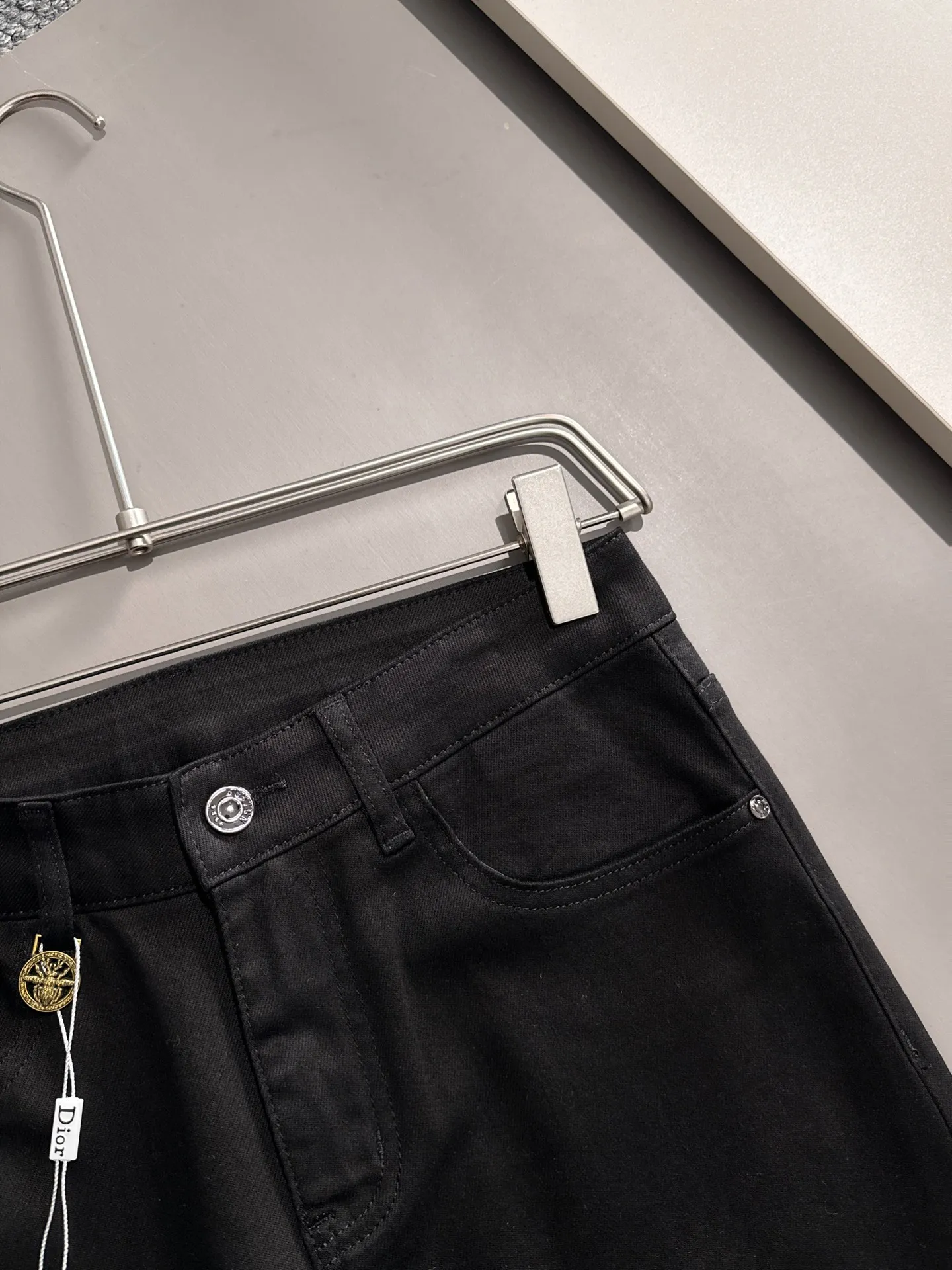 🅿️400 Dior’s new 2025 four-season hot brick pocket slim-fit jeans trousers are woven from imported Japanese Denim plain cotton denim fabric. They are complete with three standards, simple yet elegant, soft, delicate and comfortable, and the upper body is versatile and fashionable! Light luxury, a must-have item for daily commuting! Code number: 28-40 (please state your height and weight when placing an order)