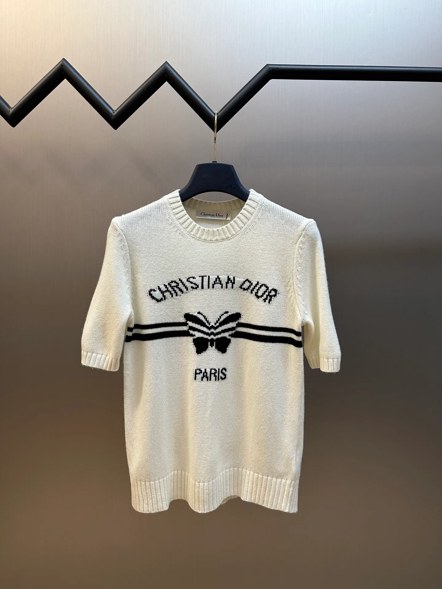 🅿️420 Dior Butterfly Knitted Short Sleeve (Women) This knitted sweater is elegant and fashionable. Crafted from white cashmere fabric, it is decorated with a black Christian Dior Papillon pattern for a lively appeal. Short sleeves with ribbed trim enhance any look year-round.  size：s m l