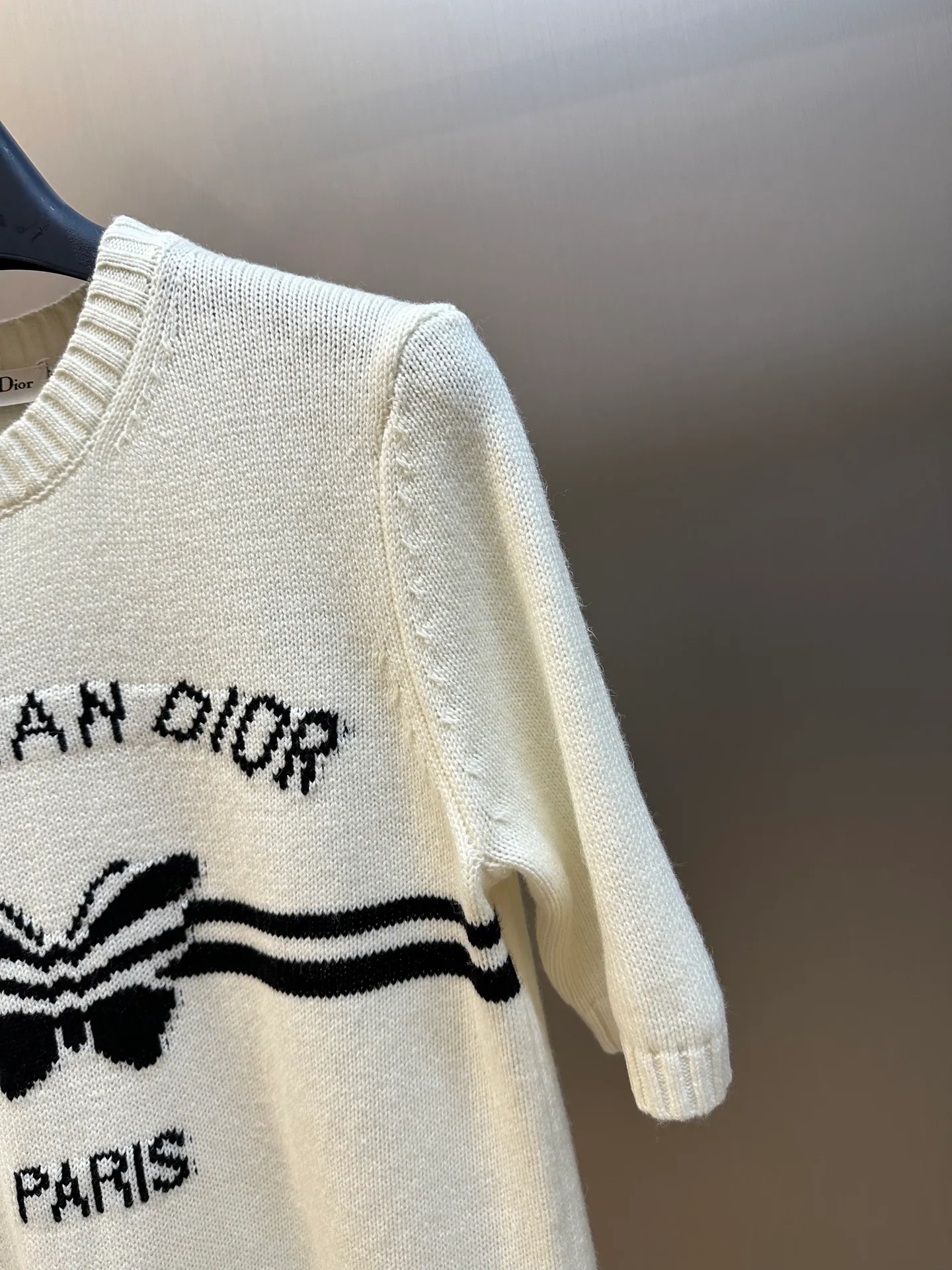 🅿️420 Dior Butterfly Knitted Short Sleeve (Women) This knitted sweater is elegant and fashionable. Crafted from white cashmere fabric, it is decorated with a black Christian Dior Papillon pattern for a lively appeal. Short sleeves with ribbed trim enhance any look year-round.  size：s m l
