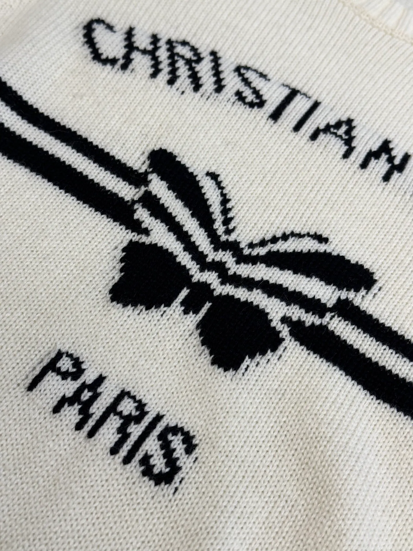 🅿️420 Dior Butterfly Knitted Short Sleeve (Women) This knitted sweater is elegant and fashionable. Crafted from white cashmere fabric, it is decorated with a black Christian Dior Papillon pattern for a lively appeal. Short sleeves with ribbed trim enhance any look year-round.  size：s m l