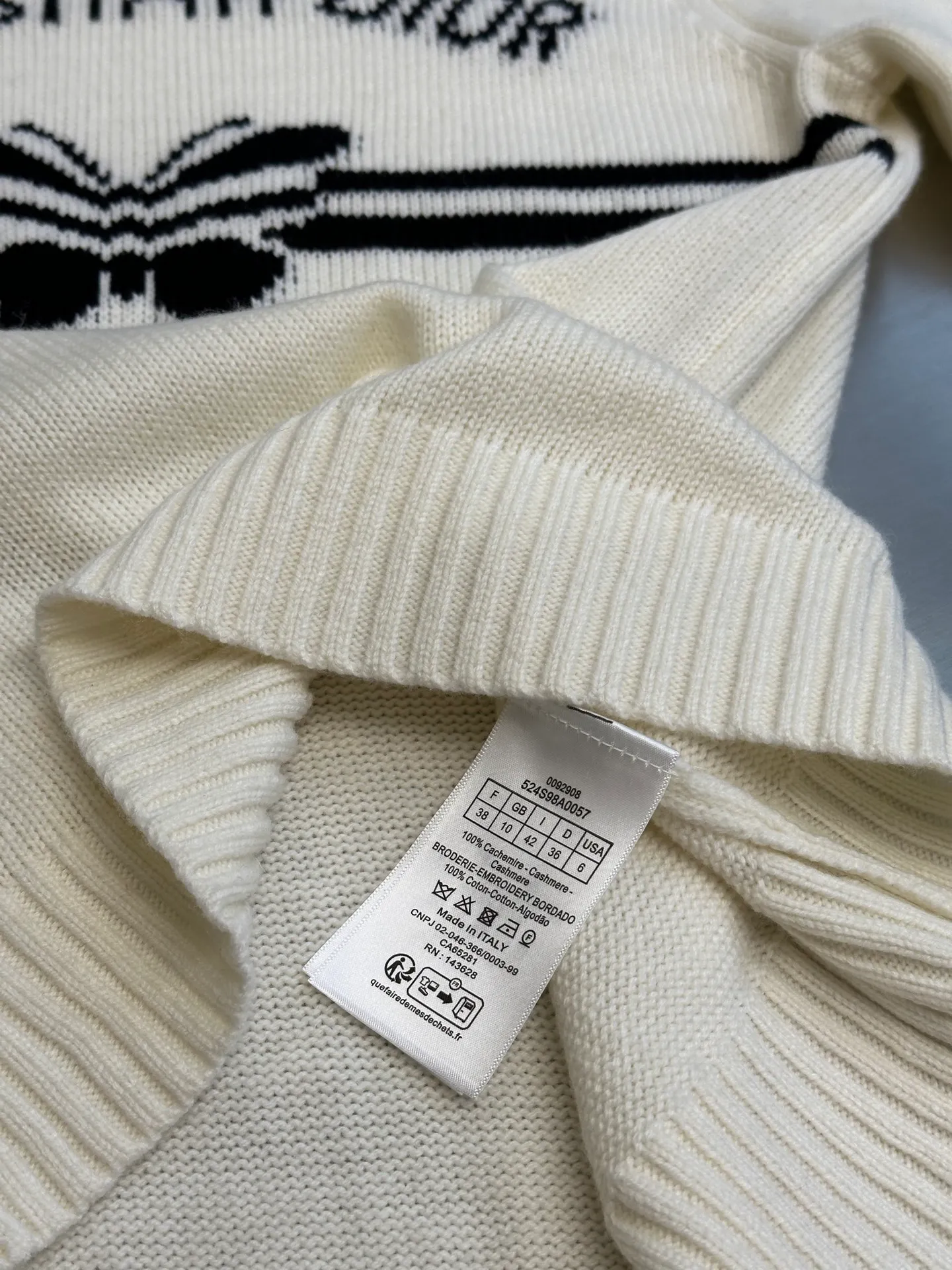 🅿️420 Dior Butterfly Knitted Short Sleeve (Women) This knitted sweater is elegant and fashionable. Crafted from white cashmere fabric, it is decorated with a black Christian Dior Papillon pattern for a lively appeal. Short sleeves with ribbed trim enhance any look year-round.  size：s m l