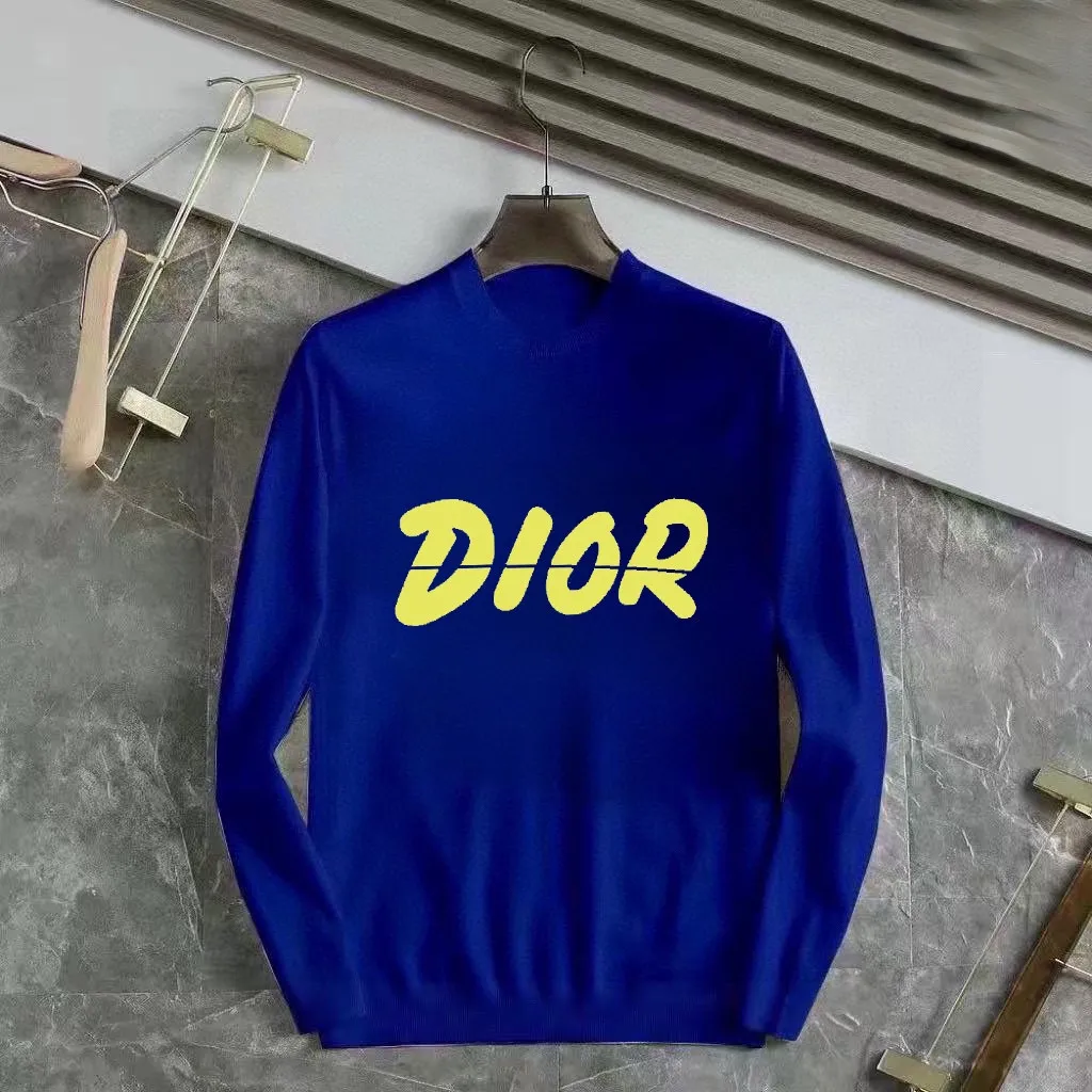🅿️240 【DIOR】Autumn and winter classic round neck pullover sweater, in full condition! ! ! Wool blended fabric, the latest model in 2025, golden ratio! ! Slim-fitting soft gold, versatile and practical item, the combination and practicality are extremely powerful, simple and elegant, and classy! To create your own style, it is highly recommended to buy it in two colors. The standard slim fit tailoring process is suitable for both young and old men. It is knitted from wool and will not cause any discomfort! While keeping warm, it is stylish, textured and wearable, and the classic logo with contrasting colors on the chest feels in place! ! Recommended for regular customers! ! Size M-3XL (maximum wear: 190 pounds)