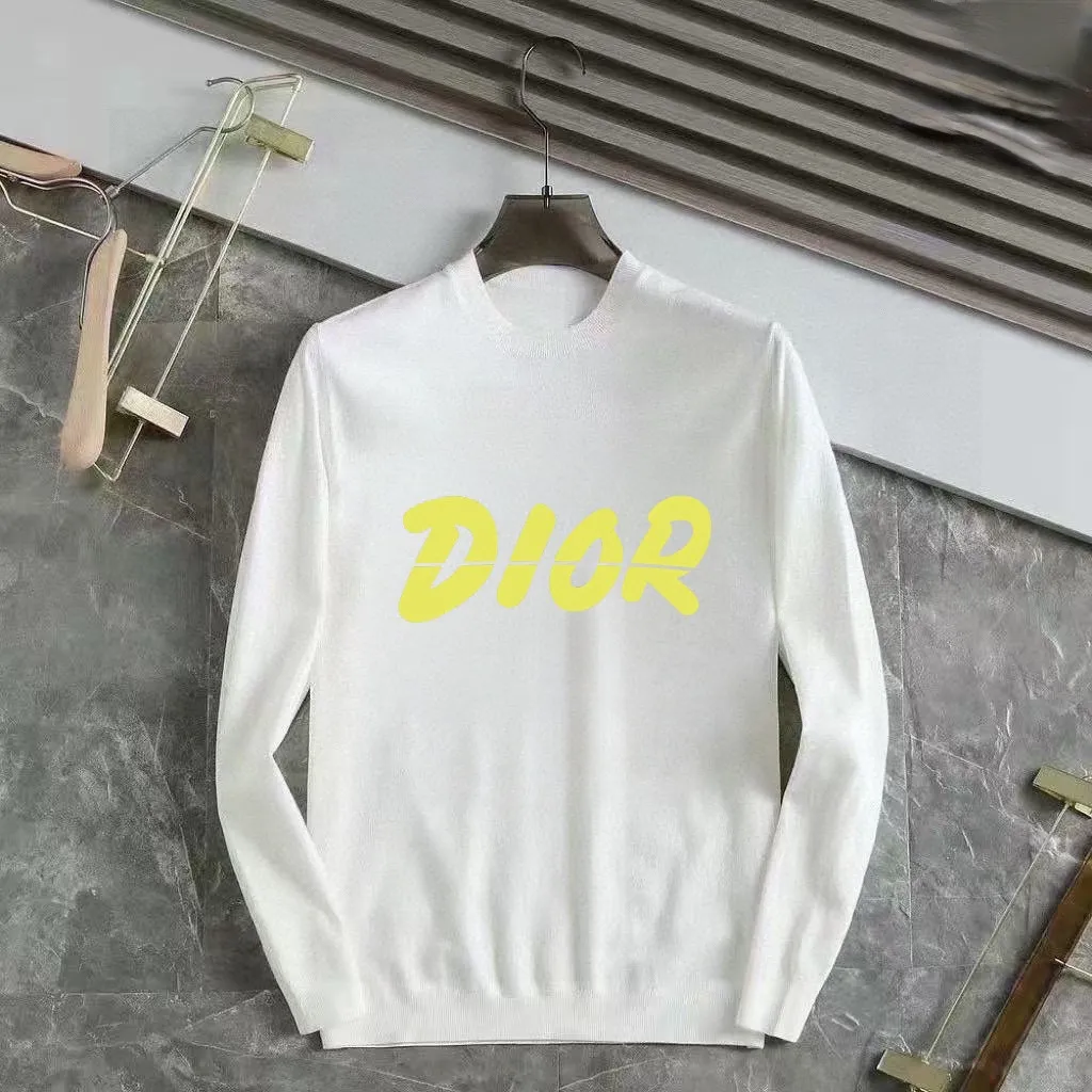 🅿️240 【DIOR】Autumn and winter classic round neck pullover sweater, in full condition! ! ! Wool blended fabric, the latest model in 2025, golden ratio! ! Slim-fitting soft gold, versatile and practical item, the combination and practicality are extremely powerful, simple and elegant, and classy! To create your own style, it is highly recommended to buy it in two colors. The standard slim fit tailoring process is suitable for both young and old men. It is knitted from wool and will not cause any discomfort! While keeping warm, it is stylish, textured and wearable, and the classic logo with contrasting colors on the chest feels in place! ! Recommended for regular customers! ! Size M-3XL (maximum wear: 190 pounds)