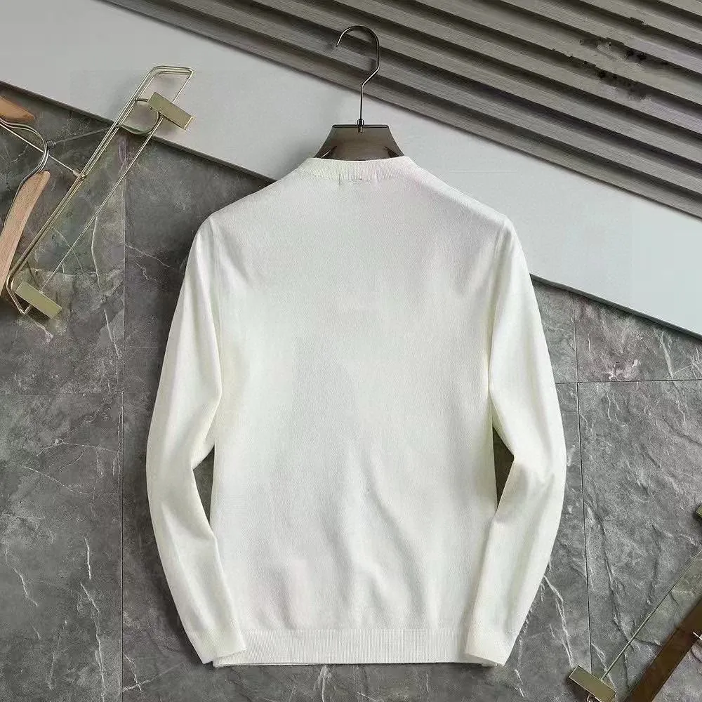 🅿️240 【DIOR】Autumn and winter classic round neck pullover sweater, in full condition! ! ! Wool blended fabric, the latest model in 2025, golden ratio! ! Slim-fitting soft gold, versatile and practical item, the combination and practicality are extremely powerful, simple and elegant, and classy! To create your own style, it is highly recommended to buy it in two colors. The standard slim fit tailoring process is suitable for both young and old men. It is knitted from wool and will not cause any discomfort! While keeping warm, it is stylish, textured and wearable, and the classic logo with contrasting colors on the chest feels in place! ! Recommended for regular customers! ! Size M-3XL (maximum wear: 190 pounds)