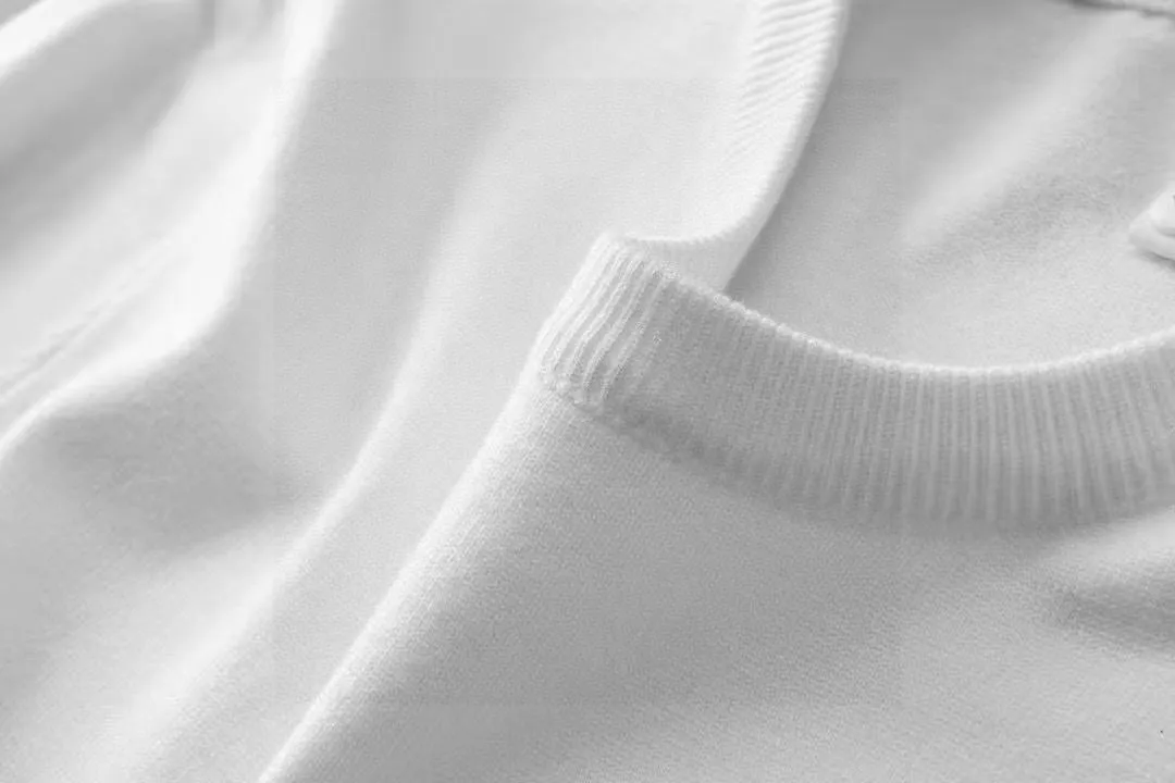 🅿️240 【DIOR】Autumn and winter classic round neck pullover sweater, in full condition! ! ! Wool blended fabric, the latest model in 2025, golden ratio! ! Slim-fitting soft gold, versatile and practical item, the combination and practicality are extremely powerful, simple and elegant, and classy! To create your own style, it is highly recommended to buy it in two colors. The standard slim fit tailoring process is suitable for both young and old men. It is knitted from wool and will not cause any discomfort! While keeping warm, it is stylish, textured and wearable, and the classic logo with contrasting colors on the chest feels in place! ! Recommended for regular customers! ! Size M-3XL (maximum wear: 190 pounds)
