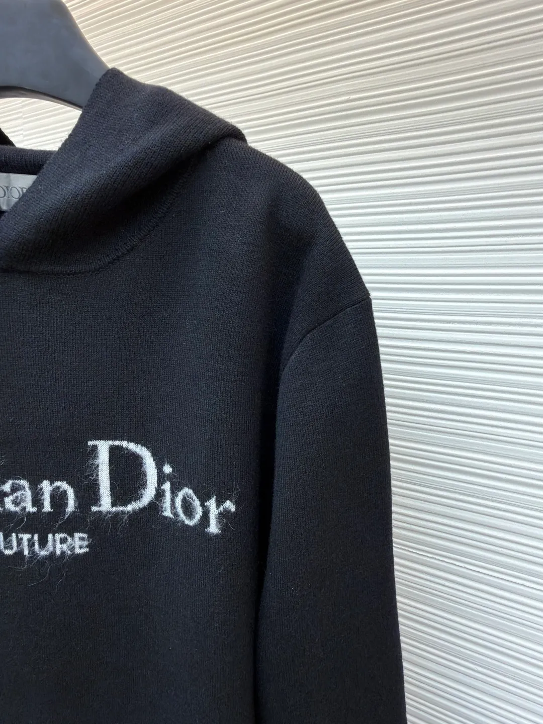 Dior velvet letter jacquard hoodie ●Original version: purchased and developed by 10802 ●Item number: 1680892-B90 ●Fabric: wool worsted fabric ●Technology: jacquard weaving ●Version: fitted version ●Weight: about 1055 grams ●Size: XS-S-M-L ●Description: Weaved using [48/2 ultra-fine Basulan worsted wool], the worsted wool fabric has a smooth surface, clear lines, and tight texture, making it appear delicate; [Features of Basulan wool technology]: Basulan technology is a special treatment method for wool, which can make wool fibers softer and fluffier, and reduce the itch of wool; at the same time, this technology can also improve the color brightness and color fastness of wool, making the color of wool products more durable. Soft and comfortable: The processed wool feels very soft and comfortable to wear next to the body. Good warmth retention: Wool itself has good warmth retention properties, and Basulan wool performs even better in this regard. Beautiful color: The color is bright and long-lasting, which can improve the appearance quality of wool products. The loom uses the [2024 latest CIXING dual-system 14-needle ultra-fine flat knitting machine] for weaving. The garment parts of each piece of clothing [the loom time is up to 214 minutes per piece]. A machine can successfully weave 5 pieces in a day, which is extremely difficult to produce. Finally, it is produced through high-quality [artificial sewing disc keyhole pullover], [picking], and [purely manual thread take-up]. The production cycle of a large batch of goods requires at least 20 days. The overall wiring is straight and delicate, the fabric is comfortable and soft, and the color is consistent without color difference. It can be matched with the same style to create a fashionable look and control various occasions. Customized accessories, complete with three standards, same style for men and women!