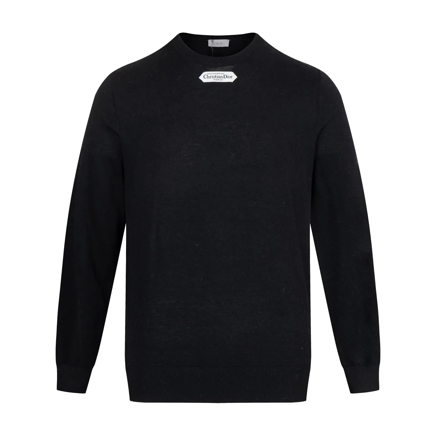 🅿️400 [Exclusive supply] CD 25FW Simple label thin sweater (black) This sweater is decorated with a logo label, paying tribute to the spirit of haute couture and the extraordinary craftsmanship of the workshop. Crafted from blended sheep wool jersey, it has a unique soft texture. Wear it with jeans and tailored trousers for a sophisticated and timeless look. Made of plain knitting, the fabric is fine-textured, soft and skin-friendly, stiff and elastic, taking into account both warmth and breathability. The color of the wool highlights the texture. Based on simple tailoring, the ribbed round neck, cuffs and hem are carefully processed to enhance the fit and durability, keeping the shape long-lasting and neat. The brand label on the chest is embellished as the brand's signature detail and is woven using double-sided jacquard technology; black threads are embedded in the white base, or micro-letters are formed through the density of the yarn. The edge of the label is processed by laser cutting, and there are no defects such as yarn leakage and yarn leakage. Size:XS-S-M-L