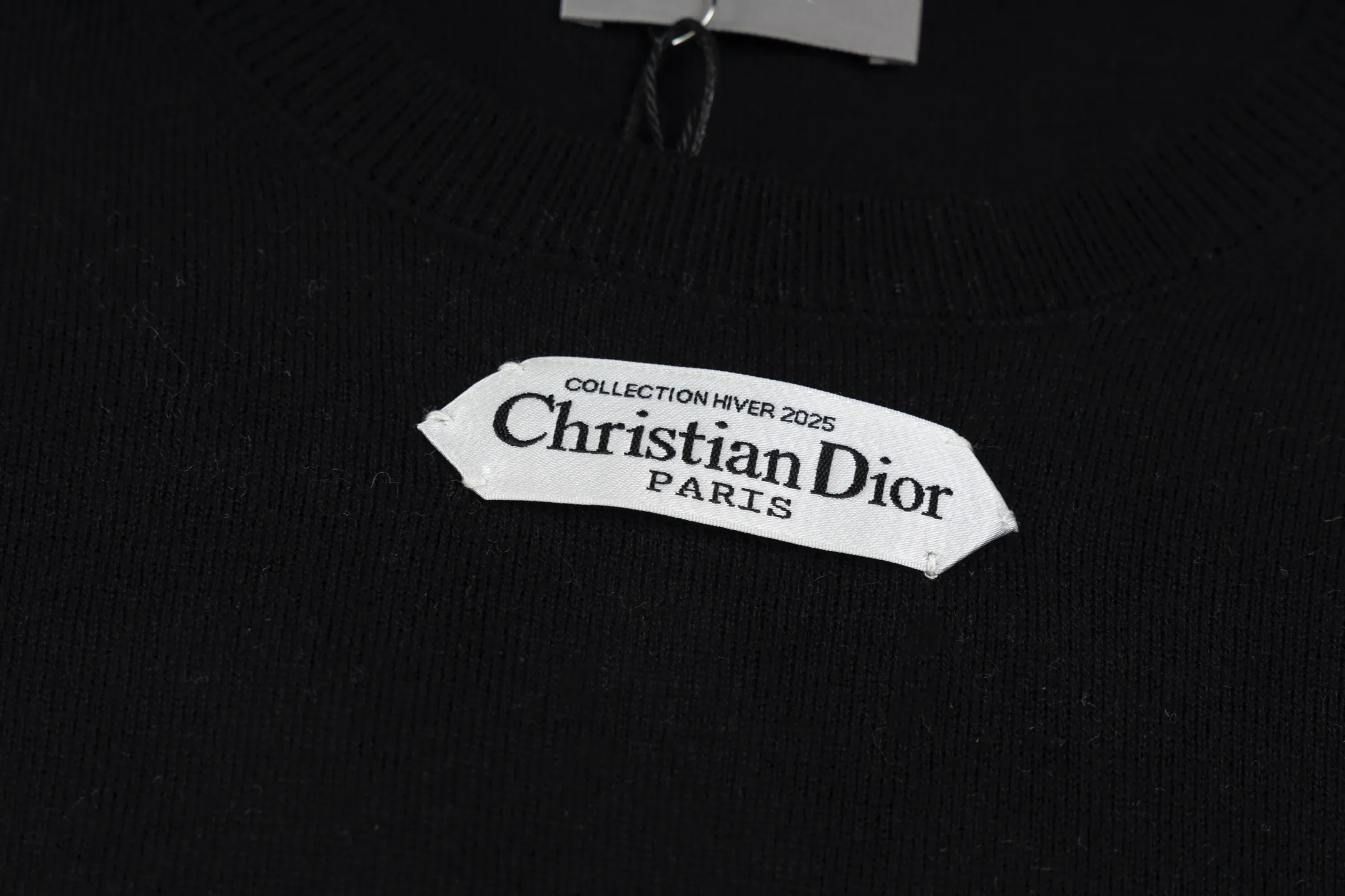 🅿️400 [Exclusive supply] CD 25FW Simple label thin sweater (black) This sweater is decorated with a logo label, paying tribute to the spirit of haute couture and the extraordinary craftsmanship of the workshop. Crafted from blended sheep wool jersey, it has a unique soft texture. Wear it with jeans and tailored trousers for a sophisticated and timeless look. Made of plain knitting, the fabric is fine-textured, soft and skin-friendly, stiff and elastic, taking into account both warmth and breathability. The color of the wool highlights the texture. Based on simple tailoring, the ribbed round neck, cuffs and hem are carefully processed to enhance the fit and durability, keeping the shape long-lasting and neat. The brand label on the chest is embellished as the brand's signature detail and is woven using double-sided jacquard technology; black threads are embedded in the white base, or micro-letters are formed through the density of the yarn. The edge of the label is processed by laser cutting, and there are no defects such as yarn leakage and yarn leakage. Size:XS-S-M-L