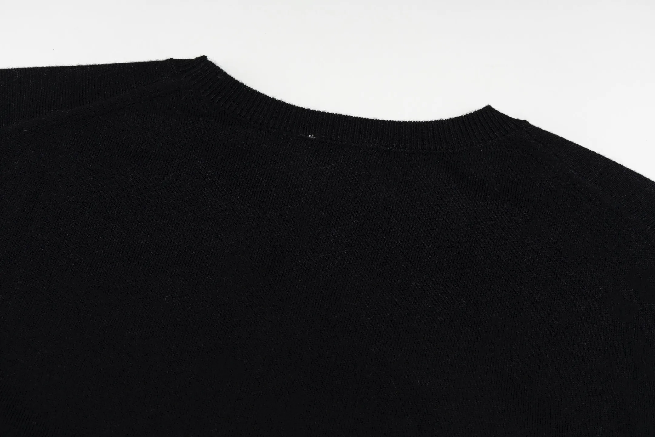 🅿️400 [Exclusive supply] CD 25FW Simple label thin sweater (black) This sweater is decorated with a logo label, paying tribute to the spirit of haute couture and the extraordinary craftsmanship of the workshop. Crafted from blended sheep wool jersey, it has a unique soft texture. Wear it with jeans and tailored trousers for a sophisticated and timeless look. Made of plain knitting, the fabric is fine-textured, soft and skin-friendly, stiff and elastic, taking into account both warmth and breathability. The color of the wool highlights the texture. Based on simple tailoring, the ribbed round neck, cuffs and hem are carefully processed to enhance the fit and durability, keeping the shape long-lasting and neat. The brand label on the chest is embellished as the brand's signature detail and is woven using double-sided jacquard technology; black threads are embedded in the white base, or micro-letters are formed through the density of the yarn. The edge of the label is processed by laser cutting, and there are no defects such as yarn leakage and yarn leakage. Size:XS-S-M-L