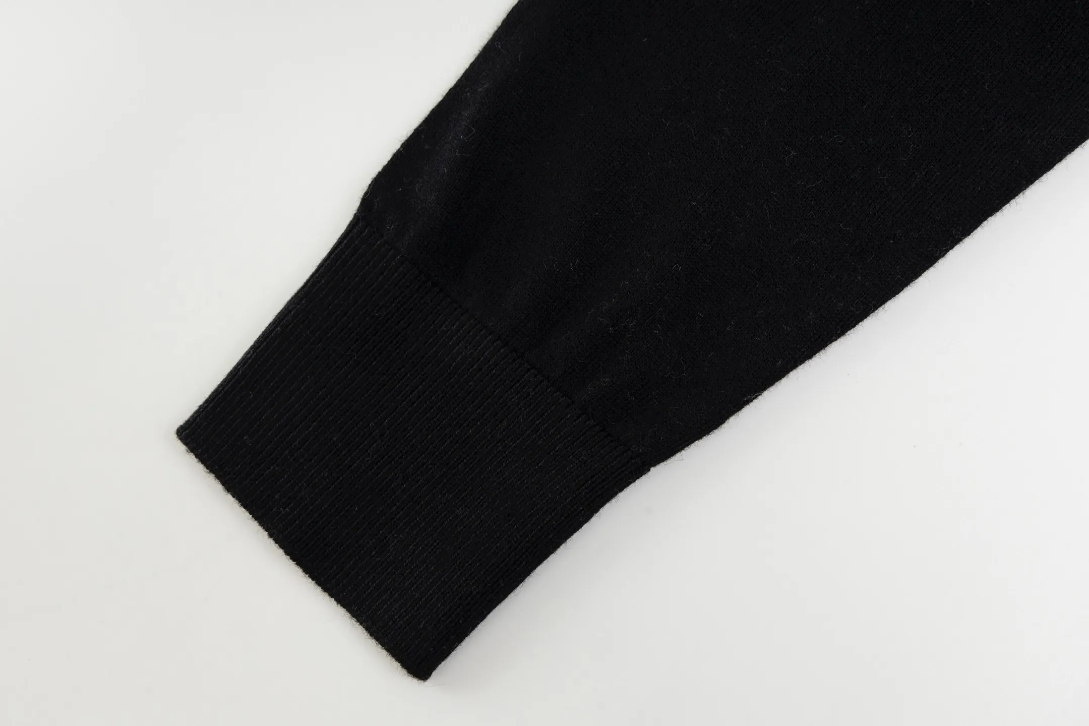 🅿️400 [Exclusive supply] CD 25FW Simple label thin sweater (black) This sweater is decorated with a logo label, paying tribute to the spirit of haute couture and the extraordinary craftsmanship of the workshop. Crafted from blended sheep wool jersey, it has a unique soft texture. Wear it with jeans and tailored trousers for a sophisticated and timeless look. Made of plain knitting, the fabric is fine-textured, soft and skin-friendly, stiff and elastic, taking into account both warmth and breathability. The color of the wool highlights the texture. Based on simple tailoring, the ribbed round neck, cuffs and hem are carefully processed to enhance the fit and durability, keeping the shape long-lasting and neat. The brand label on the chest is embellished as the brand's signature detail and is woven using double-sided jacquard technology; black threads are embedded in the white base, or micro-letters are formed through the density of the yarn. The edge of the label is processed by laser cutting, and there are no defects such as yarn leakage and yarn leakage. Size:XS-S-M-L