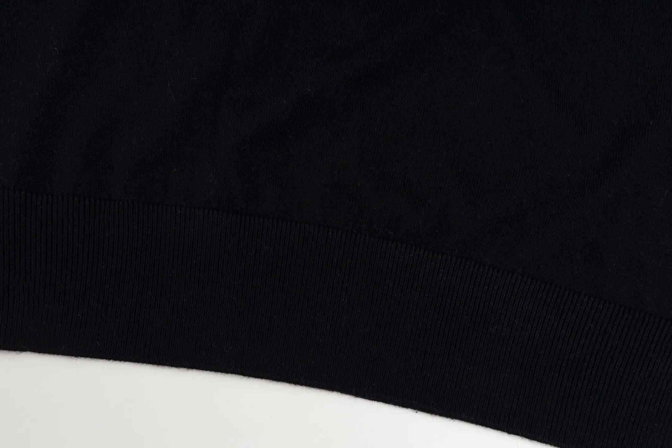 🅿️400 [Exclusive supply] CD 25FW Simple label thin sweater (black) This sweater is decorated with a logo label, paying tribute to the spirit of haute couture and the extraordinary craftsmanship of the workshop. Crafted from blended sheep wool jersey, it has a unique soft texture. Wear it with jeans and tailored trousers for a sophisticated and timeless look. Made of plain knitting, the fabric is fine-textured, soft and skin-friendly, stiff and elastic, taking into account both warmth and breathability. The color of the wool highlights the texture. Based on simple tailoring, the ribbed round neck, cuffs and hem are carefully processed to enhance the fit and durability, keeping the shape long-lasting and neat. The brand label on the chest is embellished as the brand's signature detail and is woven using double-sided jacquard technology; black threads are embedded in the white base, or micro-letters are formed through the density of the yarn. The edge of the label is processed by laser cutting, and there are no defects such as yarn leakage and yarn leakage. Size:XS-S-M-L