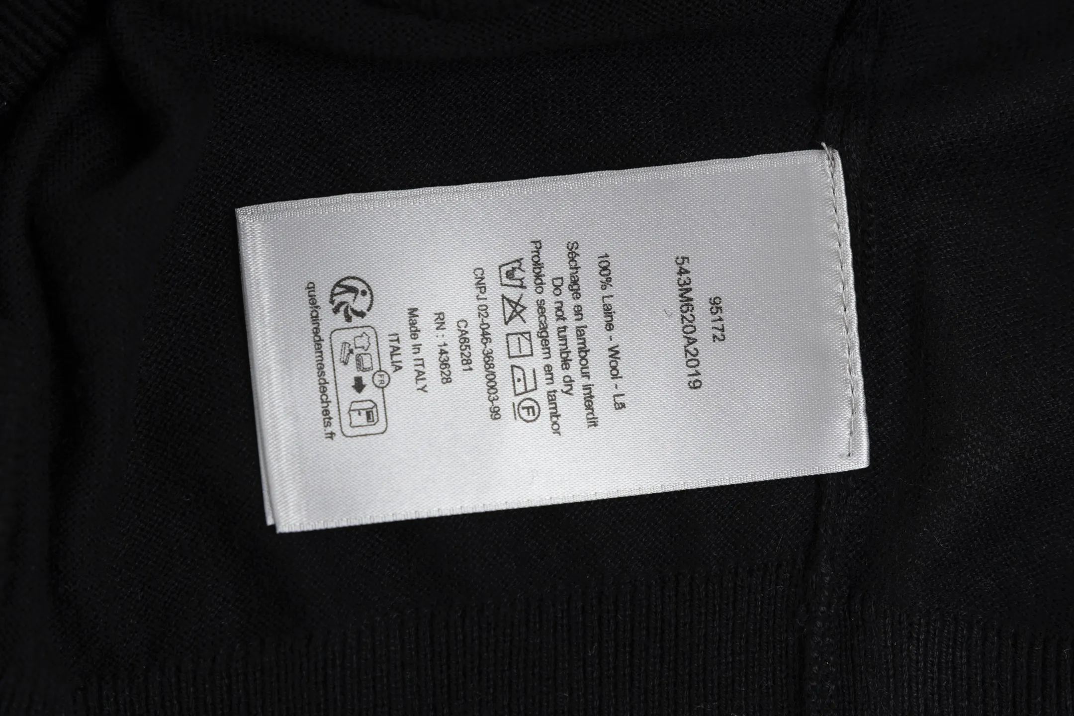 🅿️400 [Exclusive supply] CD 25FW Simple label thin sweater (black) This sweater is decorated with a logo label, paying tribute to the spirit of haute couture and the extraordinary craftsmanship of the workshop. Crafted from blended sheep wool jersey, it has a unique soft texture. Wear it with jeans and tailored trousers for a sophisticated and timeless look. Made of plain knitting, the fabric is fine-textured, soft and skin-friendly, stiff and elastic, taking into account both warmth and breathability. The color of the wool highlights the texture. Based on simple tailoring, the ribbed round neck, cuffs and hem are carefully processed to enhance the fit and durability, keeping the shape long-lasting and neat. The brand label on the chest is embellished as the brand's signature detail and is woven using double-sided jacquard technology; black threads are embedded in the white base, or micro-letters are formed through the density of the yarn. The edge of the label is processed by laser cutting, and there are no defects such as yarn leakage and yarn leakage. Size:XS-S-M-L