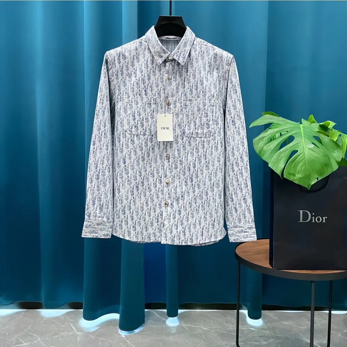 🅿️320 Dior➡️Dior presbyopic letter jacquard logo denim shirt jacket, same style for men and women, lazy style couple style long-sleeved shirt jacket! A style that looks great when worn alone! The color is really bright! Cotton denim, customized high-quality hardware, the whole piece of clothing is hand-cut with positioning flowers and restored flowers. The collar is composited with hot-melt adhesive hard lining to increase stiffness, and the upper body has excellent drape effect. It is packaged with original main mark and washed tag. , a hot new style of presbyopic shirt, exquisite craftsmanship, loose fit, the same style for men and women, the best and versatile style of the year, it is very high-end to wear alone, layered, as an inner layer or a jacket, casually wear a pair of sweatpants and jeans, it is fashionable, wearing a shirt is perfect for taking pictures, hurry up! Size: S-3XL