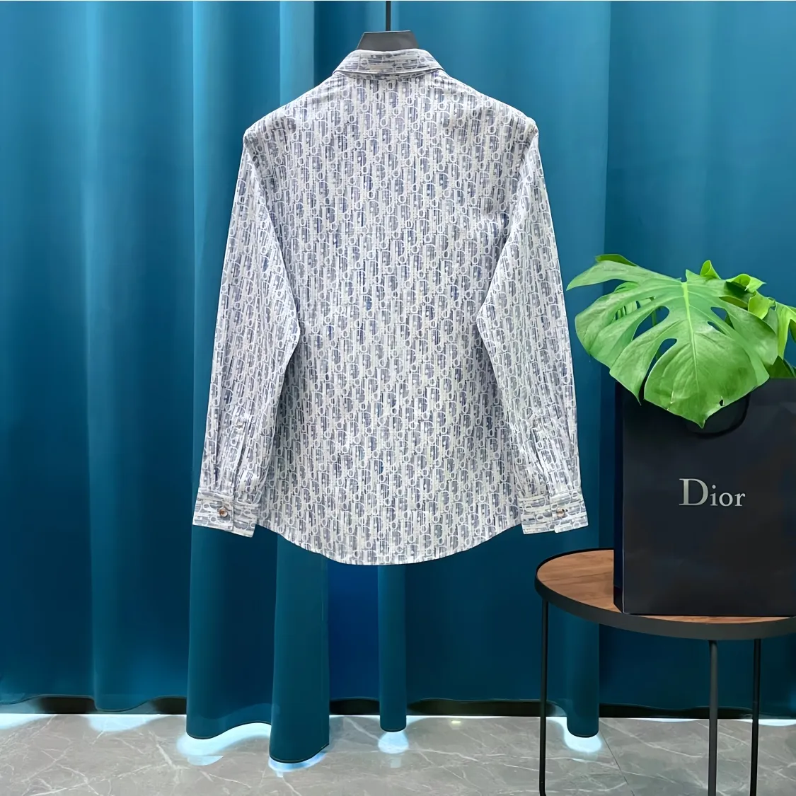 🅿️320 Dior➡️Dior presbyopic letter jacquard logo denim shirt jacket, same style for men and women, lazy style couple style long-sleeved shirt jacket! A style that looks great when worn alone! The color is really bright! Cotton denim, customized high-quality hardware, the whole piece of clothing is hand-cut with positioning flowers and restored flowers. The collar is composited with hot-melt adhesive hard lining to increase stiffness, and the upper body has excellent drape effect. It is packaged with original main mark and washed tag. , a hot new style of presbyopic shirt, exquisite craftsmanship, loose fit, the same style for men and women, the best and versatile style of the year, it is very high-end to wear alone, layered, as an inner layer or a jacket, casually wear a pair of sweatpants and jeans, it is fashionable, wearing a shirt is perfect for taking pictures, hurry up! Size: S-3XL