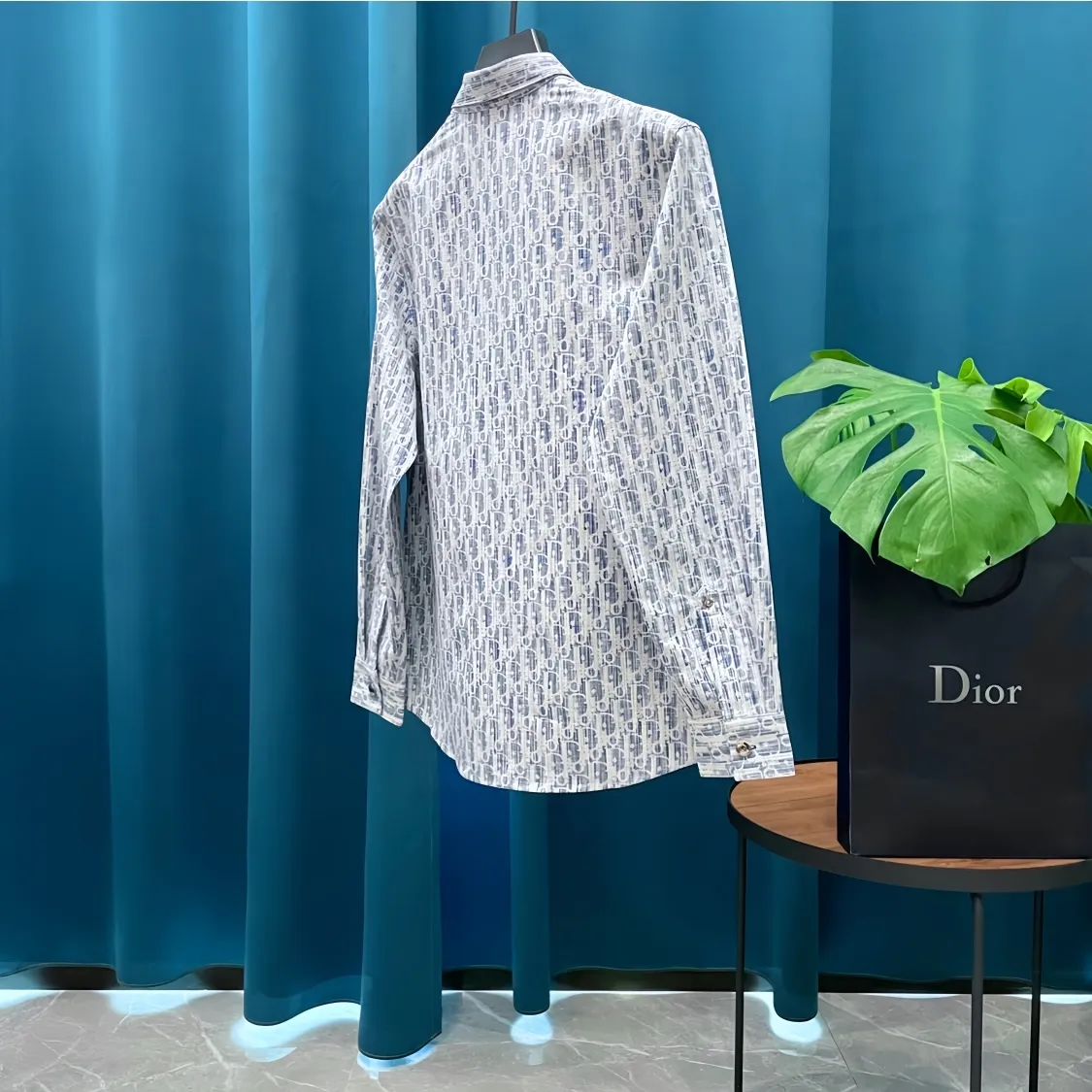 🅿️320 Dior➡️Dior presbyopic letter jacquard logo denim shirt jacket, same style for men and women, lazy style couple style long-sleeved shirt jacket! A style that looks great when worn alone! The color is really bright! Cotton denim, customized high-quality hardware, the whole piece of clothing is hand-cut with positioning flowers and restored flowers. The collar is composited with hot-melt adhesive hard lining to increase stiffness, and the upper body has excellent drape effect. It is packaged with original main mark and washed tag. , a hot new style of presbyopic shirt, exquisite craftsmanship, loose fit, the same style for men and women, the best and versatile style of the year, it is very high-end to wear alone, layered, as an inner layer or a jacket, casually wear a pair of sweatpants and jeans, it is fashionable, wearing a shirt is perfect for taking pictures, hurry up! Size: S-3XL