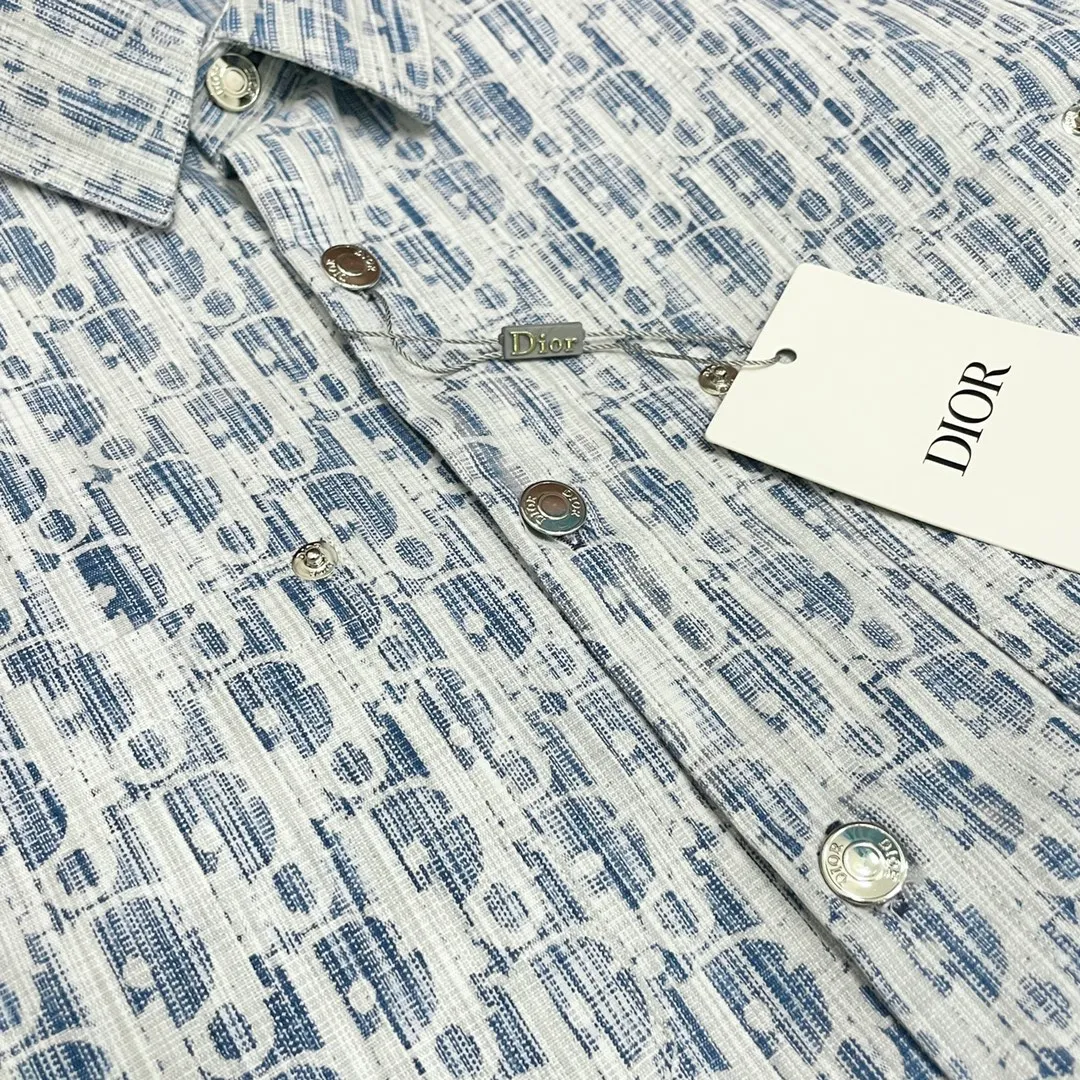 🅿️320 Dior➡️Dior presbyopic letter jacquard logo denim shirt jacket, same style for men and women, lazy style couple style long-sleeved shirt jacket! A style that looks great when worn alone! The color is really bright! Cotton denim, customized high-quality hardware, the whole piece of clothing is hand-cut with positioning flowers and restored flowers. The collar is composited with hot-melt adhesive hard lining to increase stiffness, and the upper body has excellent drape effect. It is packaged with original main mark and washed tag. , a hot new style of presbyopic shirt, exquisite craftsmanship, loose fit, the same style for men and women, the best and versatile style of the year, it is very high-end to wear alone, layered, as an inner layer or a jacket, casually wear a pair of sweatpants and jeans, it is fashionable, wearing a shirt is perfect for taking pictures, hurry up! Size: S-3XL