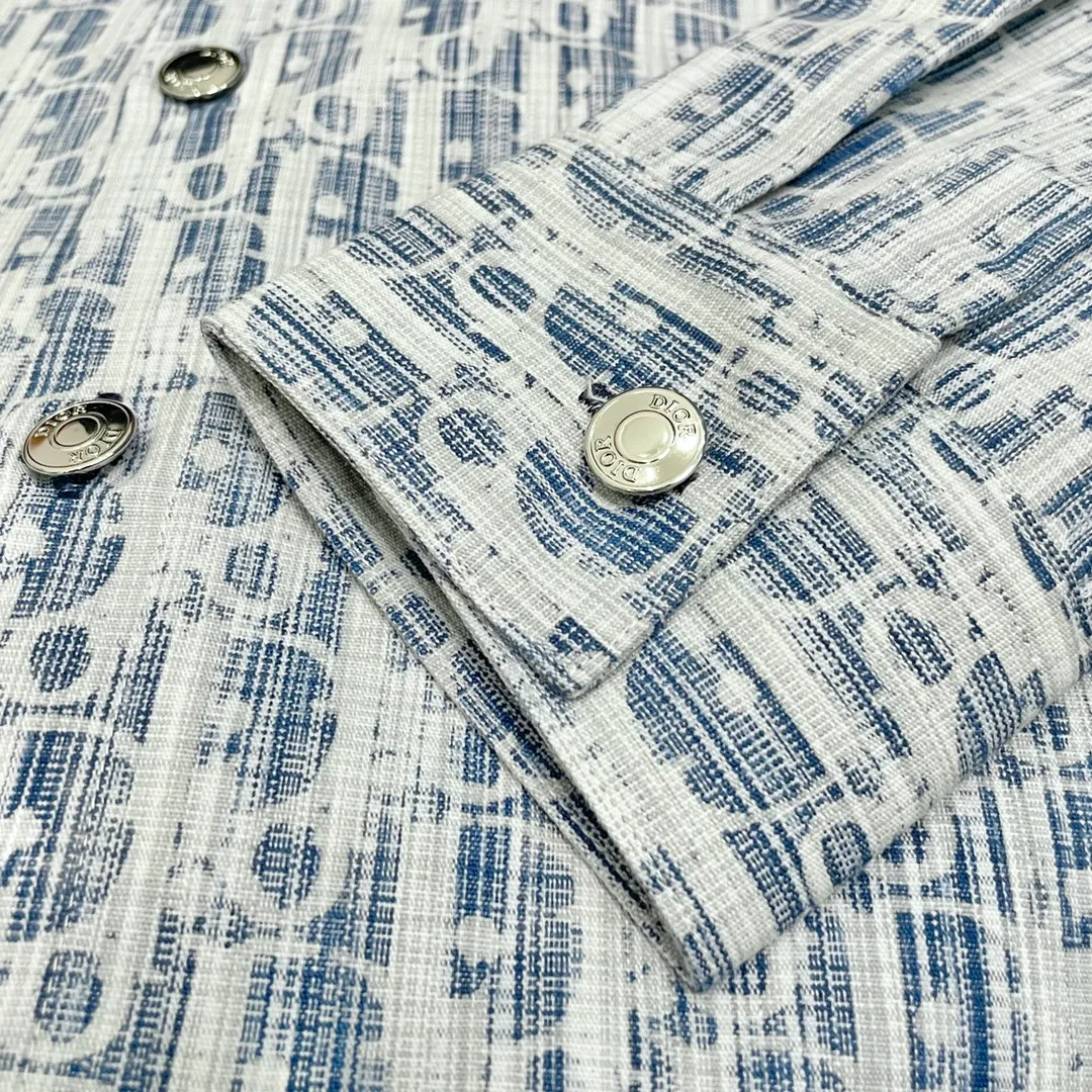 🅿️320 Dior➡️Dior presbyopic letter jacquard logo denim shirt jacket, same style for men and women, lazy style couple style long-sleeved shirt jacket! A style that looks great when worn alone! The color is really bright! Cotton denim, customized high-quality hardware, the whole piece of clothing is hand-cut with positioning flowers and restored flowers. The collar is composited with hot-melt adhesive hard lining to increase stiffness, and the upper body has excellent drape effect. It is packaged with original main mark and washed tag. , a hot new style of presbyopic shirt, exquisite craftsmanship, loose fit, the same style for men and women, the best and versatile style of the year, it is very high-end to wear alone, layered, as an inner layer or a jacket, casually wear a pair of sweatpants and jeans, it is fashionable, wearing a shirt is perfect for taking pictures, hurry up! Size: S-3XL