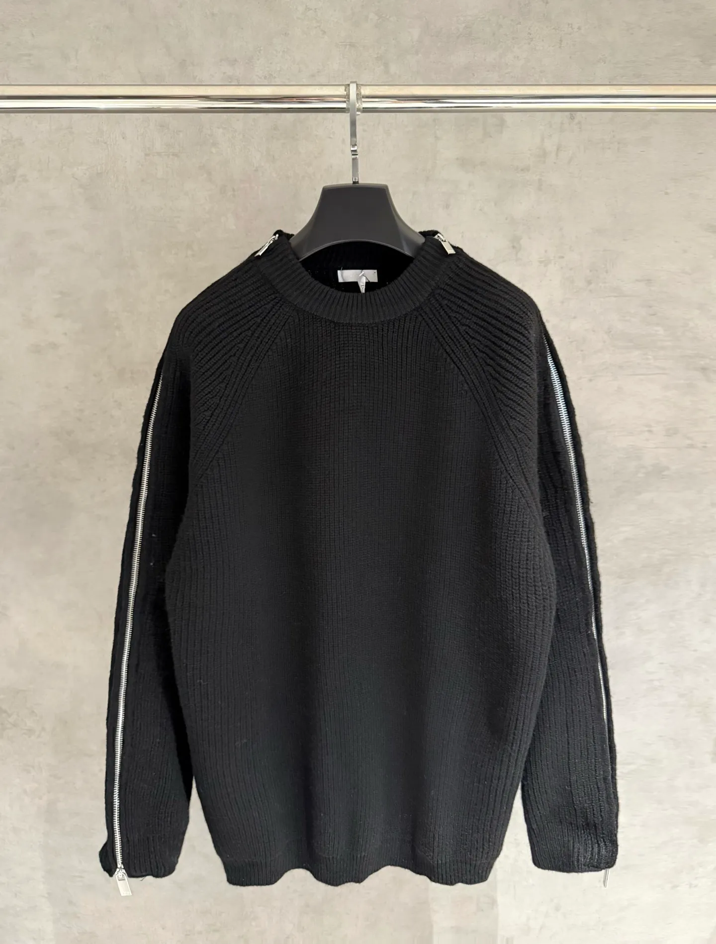 🅿️420 [Strict quality control] Dio*Dior's new autumn and winter men's series new sweatshirts. Zippers on both sides of the shoulders highlight fashion style. Zip closures at the sleeves add a trendy touch, and a Christian Dior Couture patch accents the back. The slightly raised collar pairs well with jeans or shorts for a stylish look! Same style for men and women Color: black, white and gray Size: M-2XL