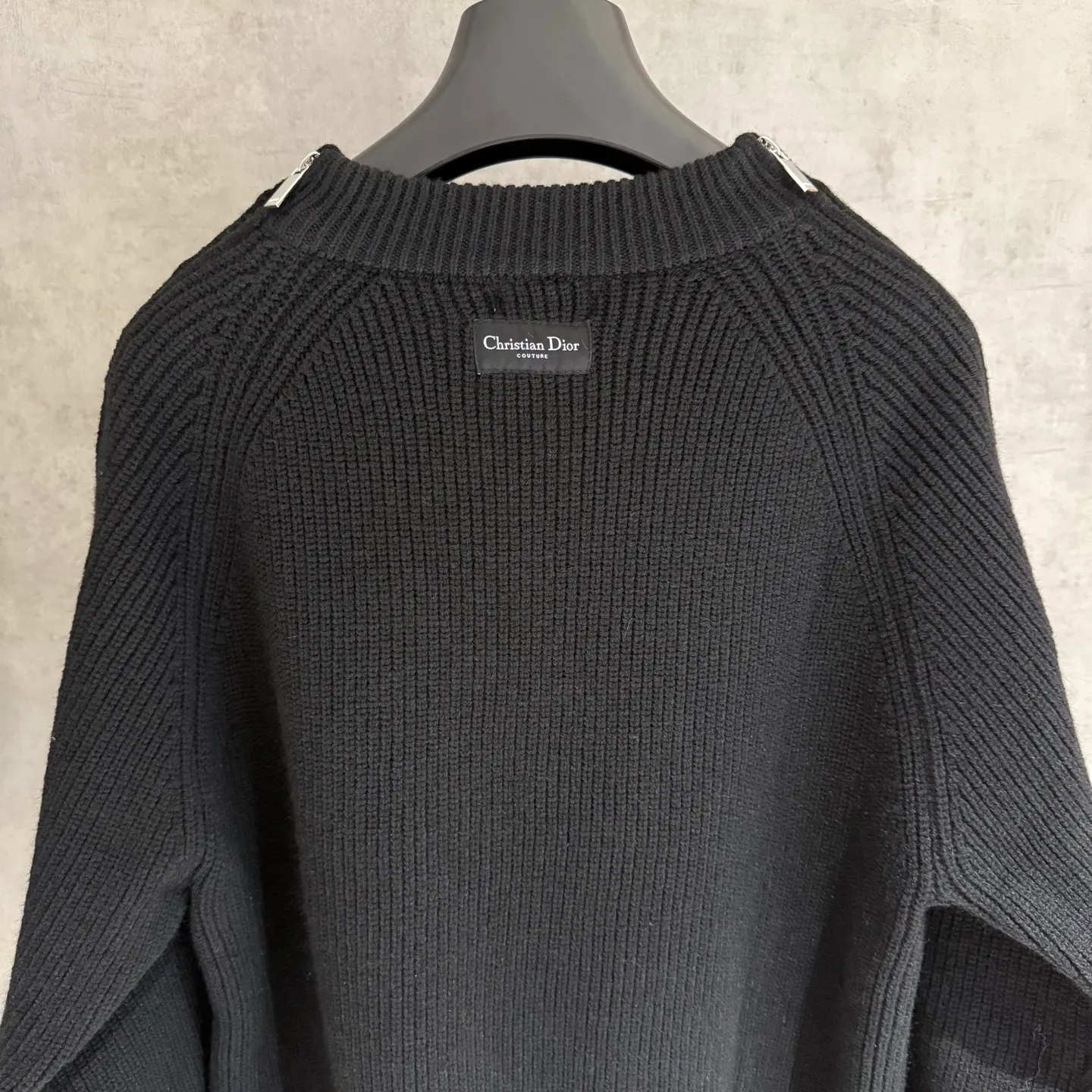 🅿️420 [Strict quality control] Dio*Dior's new autumn and winter men's series new sweatshirts. Zippers on both sides of the shoulders highlight fashion style. Zip closures at the sleeves add a trendy touch, and a Christian Dior Couture patch accents the back. The slightly raised collar pairs well with jeans or shorts for a stylish look! Same style for men and women Color: black, white and gray Size: M-2XL