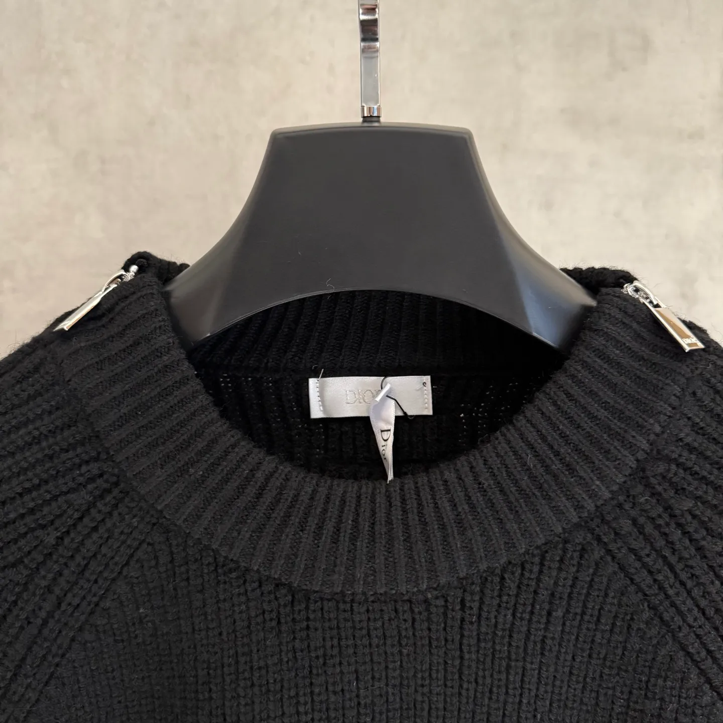 🅿️420 [Strict quality control] Dio*Dior's new autumn and winter men's series new sweatshirts. Zippers on both sides of the shoulders highlight fashion style. Zip closures at the sleeves add a trendy touch, and a Christian Dior Couture patch accents the back. The slightly raised collar pairs well with jeans or shorts for a stylish look! Same style for men and women Color: black, white and gray Size: M-2XL