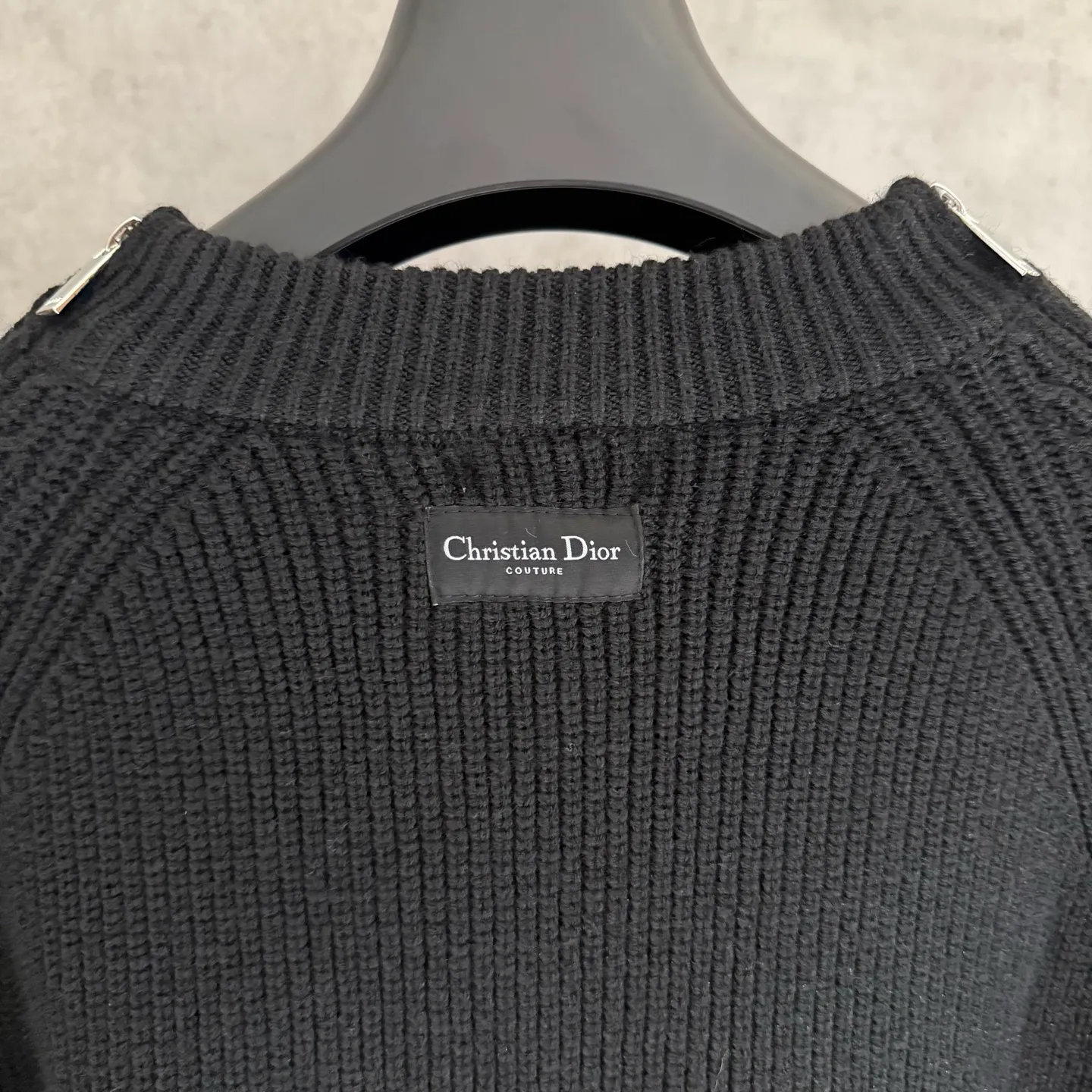 🅿️420 [Strict quality control] Dio*Dior's new autumn and winter men's series new sweatshirts. Zippers on both sides of the shoulders highlight fashion style. Zip closures at the sleeves add a trendy touch, and a Christian Dior Couture patch accents the back. The slightly raised collar pairs well with jeans or shorts for a stylish look! Same style for men and women Color: black, white and gray Size: M-2XL