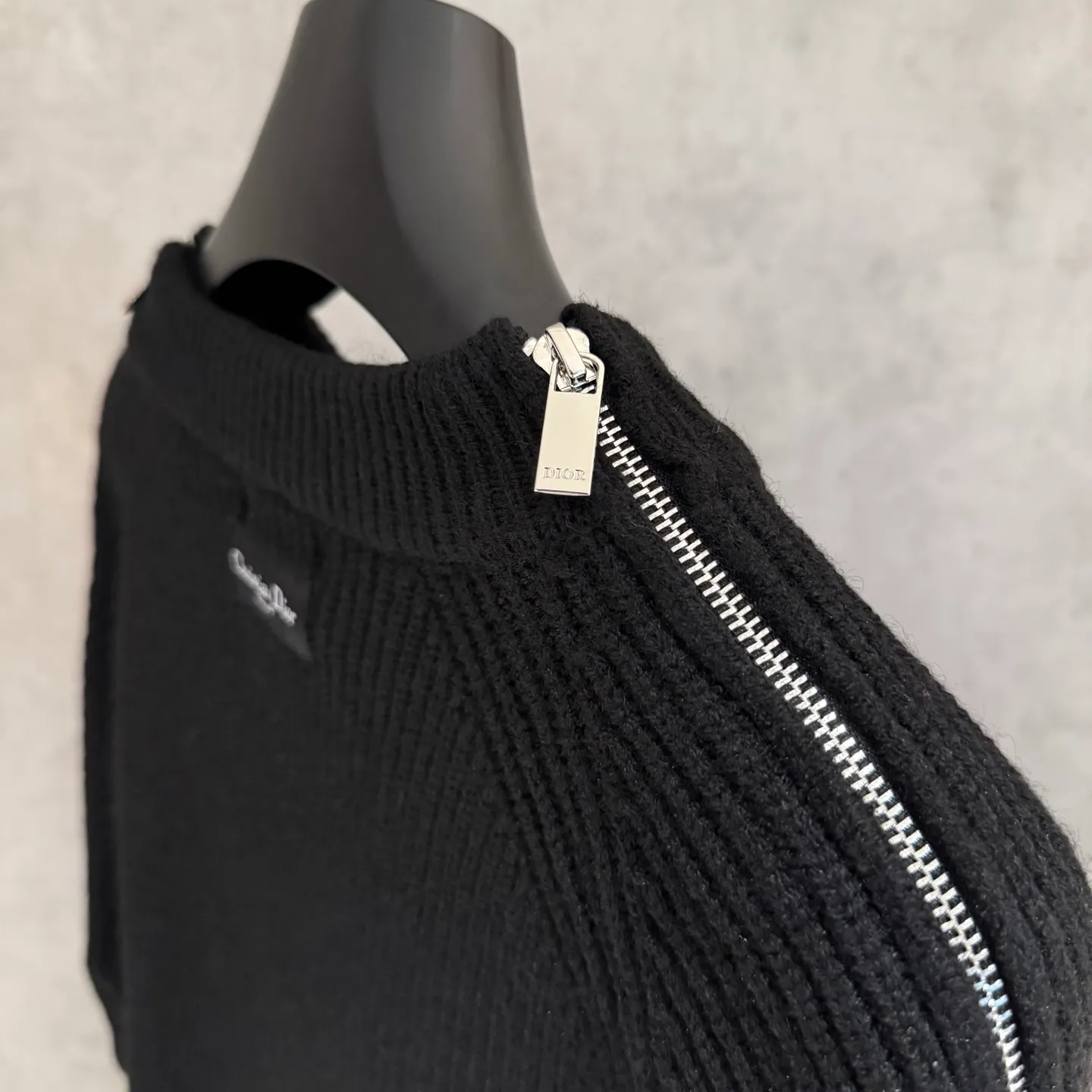 🅿️420 [Strict quality control] Dio*Dior's new autumn and winter men's series new sweatshirts. Zippers on both sides of the shoulders highlight fashion style. Zip closures at the sleeves add a trendy touch, and a Christian Dior Couture patch accents the back. The slightly raised collar pairs well with jeans or shorts for a stylish look! Same style for men and women Color: black, white and gray Size: M-2XL