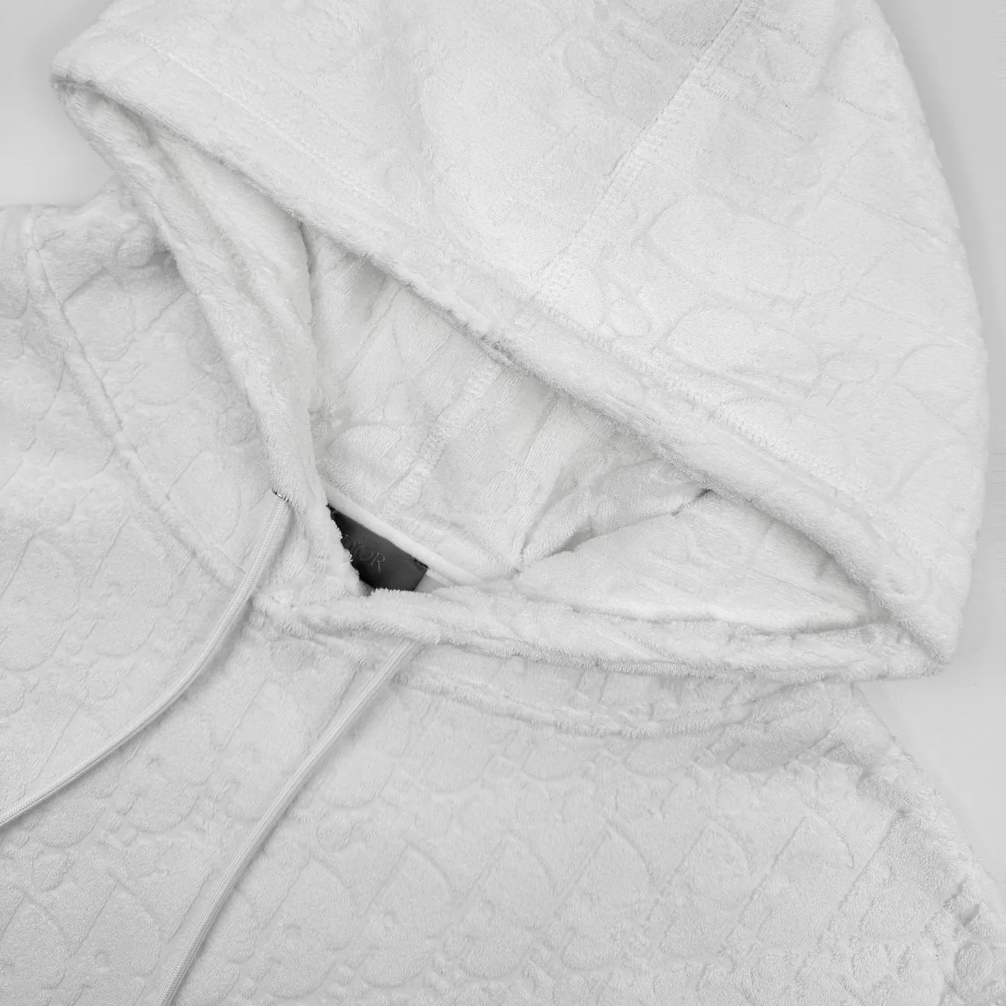 🅿️530 [Exclusive supply] CD all-over jacquard towel embroidered hooded sweatshirt (white). Original purchase and development of 17,500. The fabric is made of customized Dior jacquard fabric. It feels soft and comfortable against the skin. It is decorated with jacquard patterns of the same color on the front. It is delicately interwoven and dazzling. It is like artistic brushstrokes gently swaying on the soft towel. The looming dark lines highlight the nobility and elegance. Every detail exudes charm. Customized Dior jacquard fabrics form Oblique patterns through changes in warp and weft structures. The jacquard looms weave the jacquard fabrics before dyeing and finishing. The details are authentic, and ergonomic three-dimensional tailoring returns to traditional craftsmanship through segmentation, folding, shrinking, and stretching techniques. The so-called slow work produces fine work, which is respect for the material. The pursuit of feel. The workmanship is complicated and cumbersome. The time is slow. The loss is high, and the fabrics are washed. It has better hand feel and texture, is not easy to deform, shrink or fade, and maintains long-term beauty. Size:S-M-L-XL