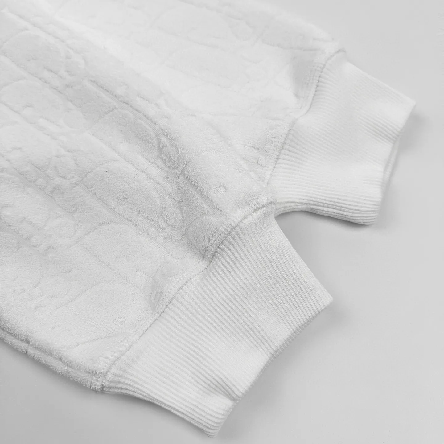 🅿️530 [Exclusive supply] CD all-over jacquard towel embroidered hooded sweatshirt (white). Original purchase and development of 17,500. The fabric is made of customized Dior jacquard fabric. It feels soft and comfortable against the skin. It is decorated with jacquard patterns of the same color on the front. It is delicately interwoven and dazzling. It is like artistic brushstrokes gently swaying on the soft towel. The looming dark lines highlight the nobility and elegance. Every detail exudes charm. Customized Dior jacquard fabrics form Oblique patterns through changes in warp and weft structures. The jacquard looms weave the jacquard fabrics before dyeing and finishing. The details are authentic, and ergonomic three-dimensional tailoring returns to traditional craftsmanship through segmentation, folding, shrinking, and stretching techniques. The so-called slow work produces fine work, which is respect for the material. The pursuit of feel. The workmanship is complicated and cumbersome. The time is slow. The loss is high, and the fabrics are washed. It has better hand feel and texture, is not easy to deform, shrink or fade, and maintains long-term beauty. Size:S-M-L-XL