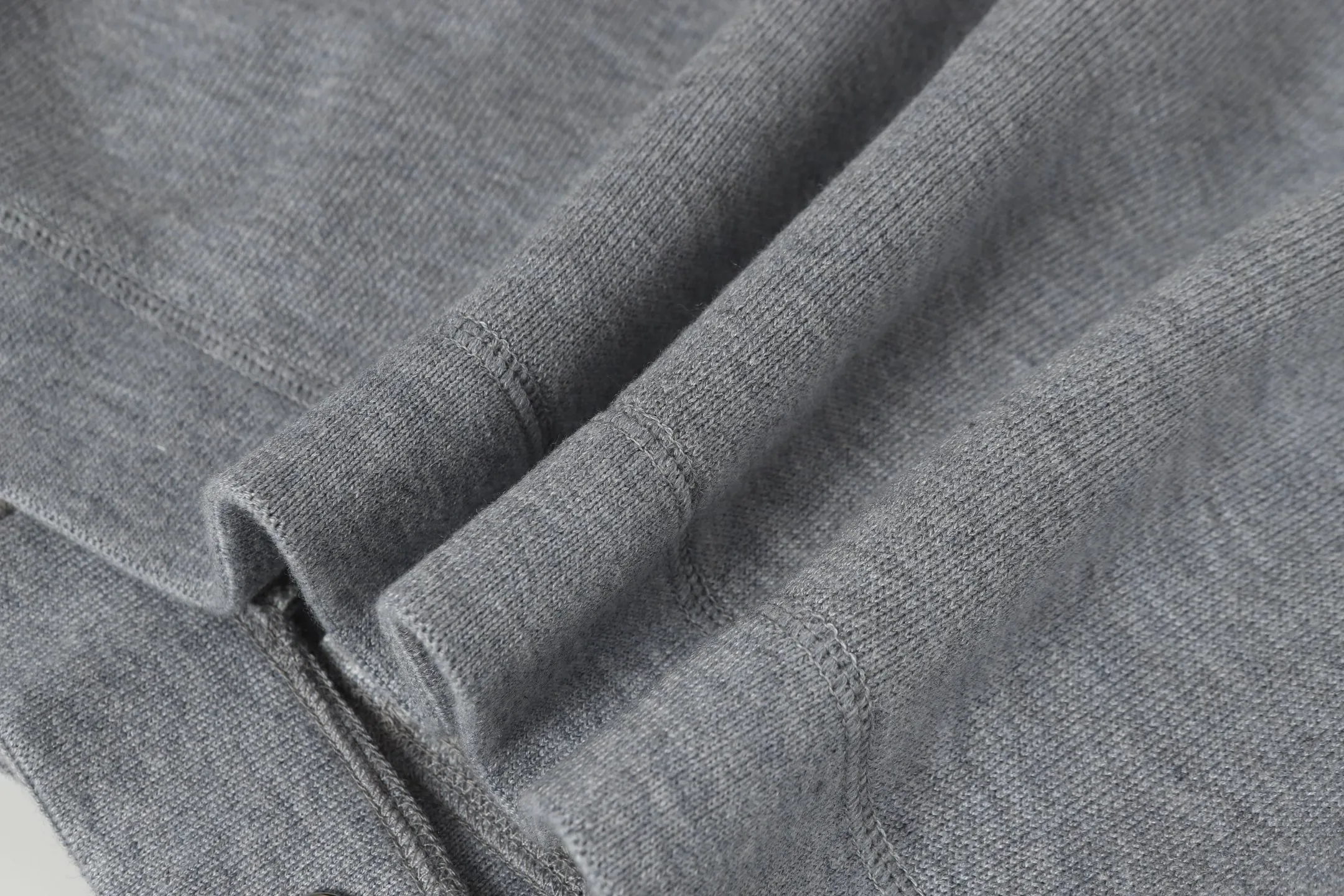 🅿️520 [Women's Style] DIOR/Dior 25FW presbyopic double-sided cashmere crew neck sweater. The fabric is made of top-quality cashmere yarn. The jacquard knitted cashmere sweater adopts a double-sided wearable design and is made of selected high-quality cashmere materials. After fine weaving process, it presents a soft and comfortable touch and excellent thermal insulation performance. The iconic Oblique jacquard pattern is perfectly presented through precision knitting technology. It can be worn on both sides, showing different style charms. The round neck design is simple and elegant, suitable for various matching occasions. Exquisite knitting technology ensures that the clothes are not easily deformed and remain crisp and long-lasting. The double-sided design concept reflects DIOR's perfect balance of practicality and fashion. Each sweater undergoes strict quality inspection to ensure that the quality meets the brand's consistently high standards. This knitted item combines warmth and style, making it an exquisite addition to your autumn and winter wardrobe. Size:S/M/L