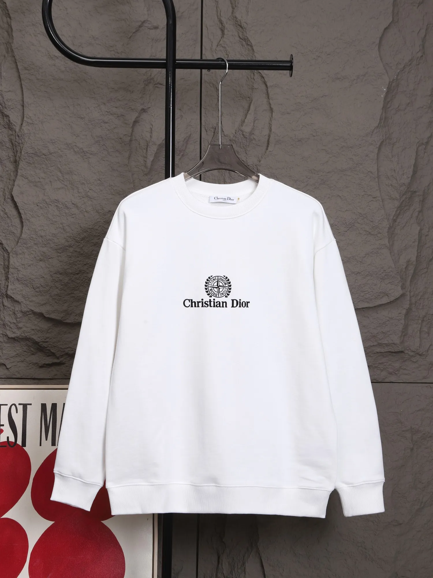 🅿️280 The top version of the classic Dior collaboration model No. B35 *Made of 450 custom-woven and custom-dyed high-gram weight tripe pure cotton sweatshirt fabric. The fabric feels thick and has a certain sense of self-weight. The bottom has a dense and rough terry texture. It is close to the skin and has excellent warmth retention. You will not feel any discomfort at all! *The classic logo is added to the front panel, and the same elements are added to the back panel. The lines are smooth and smooth, and the classic popular elements will not fall off or deform when washed. *This design is based on classics. It simply and clearly shows the brand’s high-end luxury identity. Same style for men and women. 𝐂𝐎𝐋𝐎𝐔𝐑: black, white. 𝐒𝐈𝐙𝐄: S- xl
