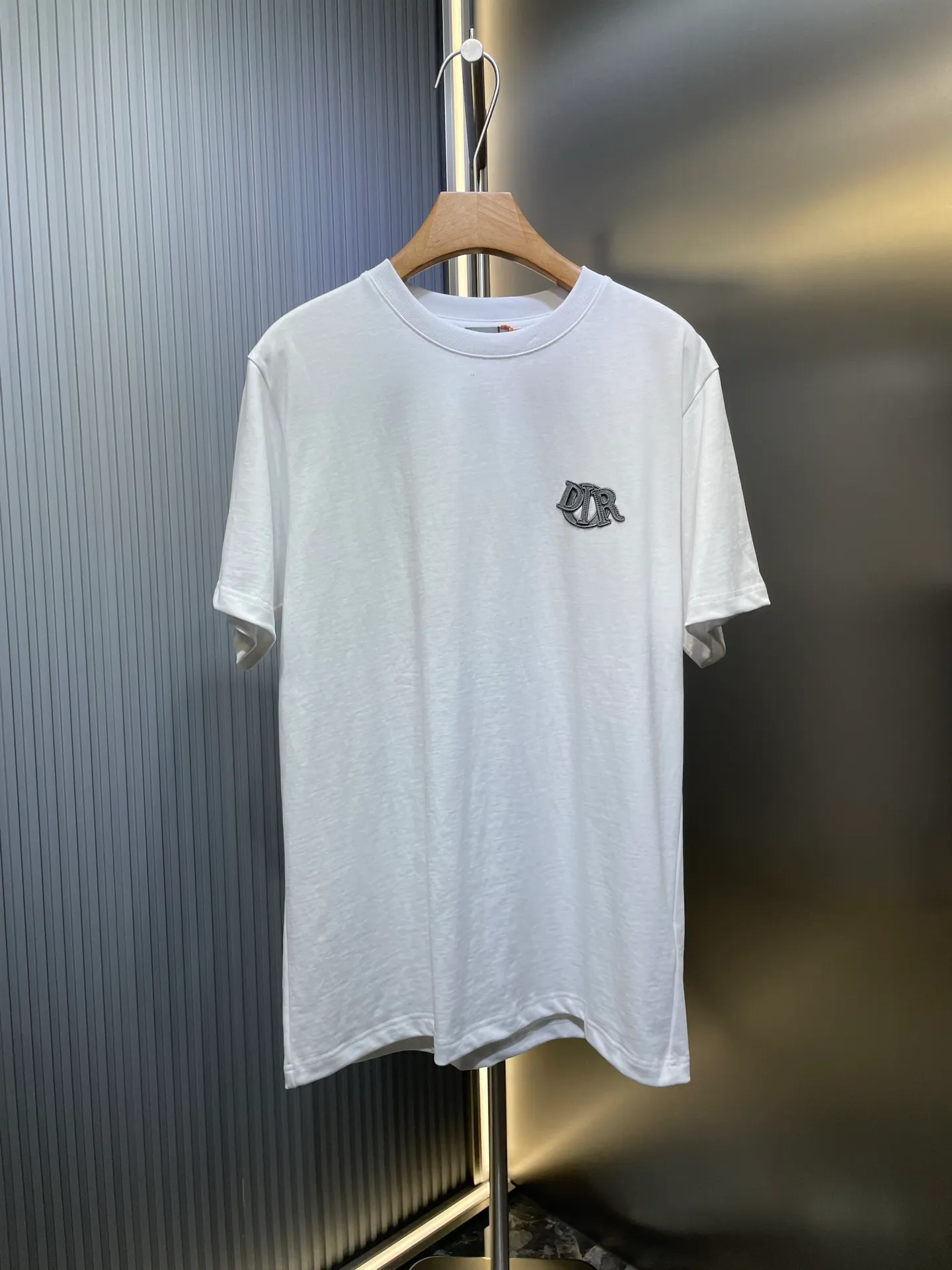 🅿️280 Dior Charm Logo Patch Short Sleeves Custom-made Sulon Tencel Cotton Delicate and soft Comfortable and skin-friendly White as pure as ever and elegant The chest is decorated with Dior Charm logo patches Exquisite as gem inlay The perfect collision of white and gray brings endless freshness and tranquility Fashion and taste coexist Craft 1: Use imported machine embroidery technology using advanced computer control systems and precision mechanical components Achieve Dior Charm embroidery work with high precision, smooth and delicate lines. Process 2: The fabrics are washed and have a better hand feel. Not easy to deform, not easy to shrink, not easy to fade, and maintain long-term beauty. Accessories: Customized 1:1 Dior trademark. Version: Loose version. Size: S M L XL. Style number: 25131-A15.