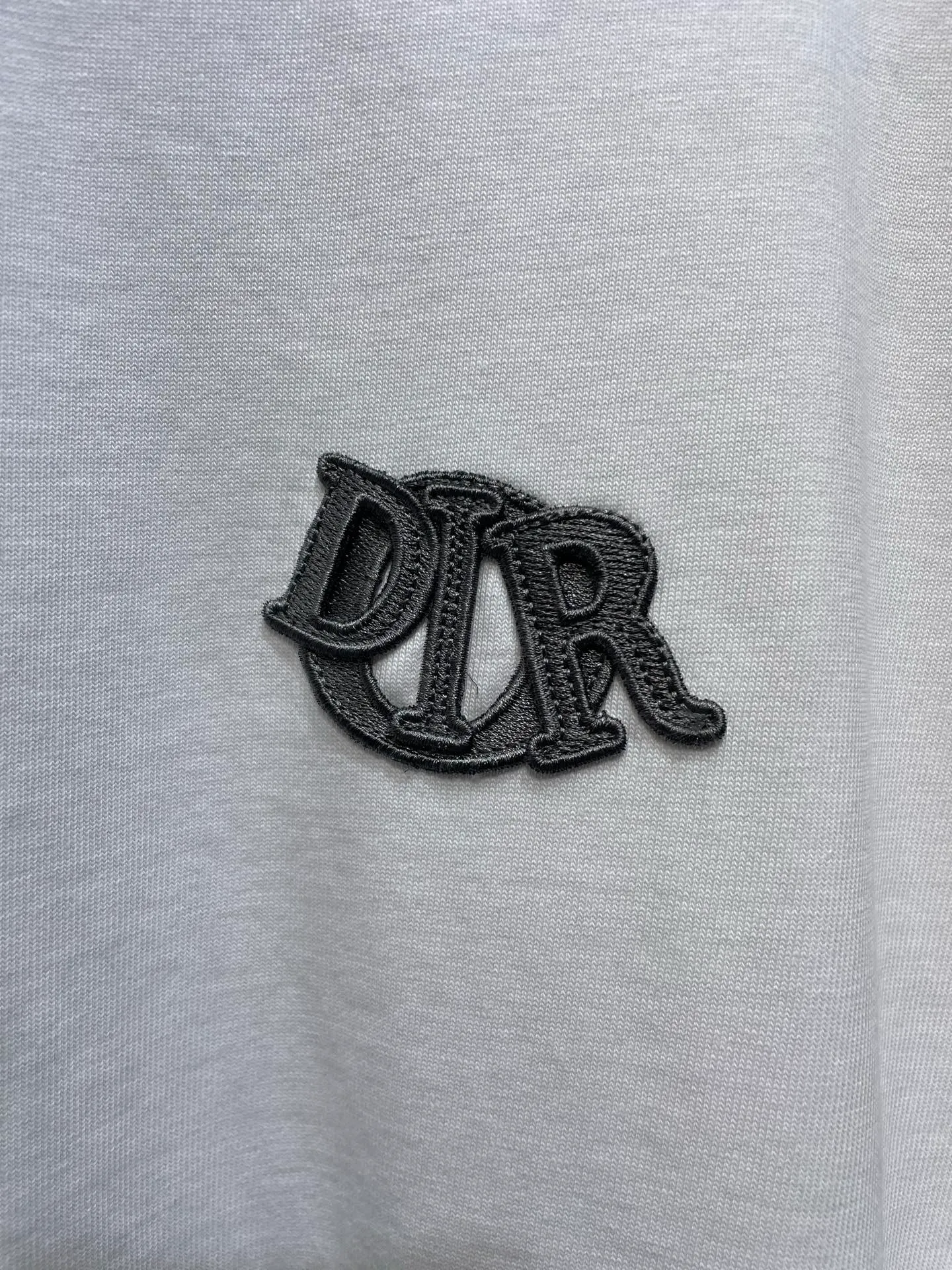 🅿️280 Dior Charm Logo Patch Short Sleeves Custom-made Sulon Tencel Cotton Delicate and soft Comfortable and skin-friendly White as pure as ever and elegant The chest is decorated with Dior Charm logo patches Exquisite as gem inlay The perfect collision of white and gray brings endless freshness and tranquility Fashion and taste coexist Craft 1: Use imported machine embroidery technology using advanced computer control systems and precision mechanical components Achieve Dior Charm embroidery work with high precision, smooth and delicate lines. Process 2: The fabrics are washed and have a better hand feel. Not easy to deform, not easy to shrink, not easy to fade, and maintain long-term beauty. Accessories: Customized 1:1 Dior trademark. Version: Loose version. Size: S M L XL. Style number: 25131-A15.