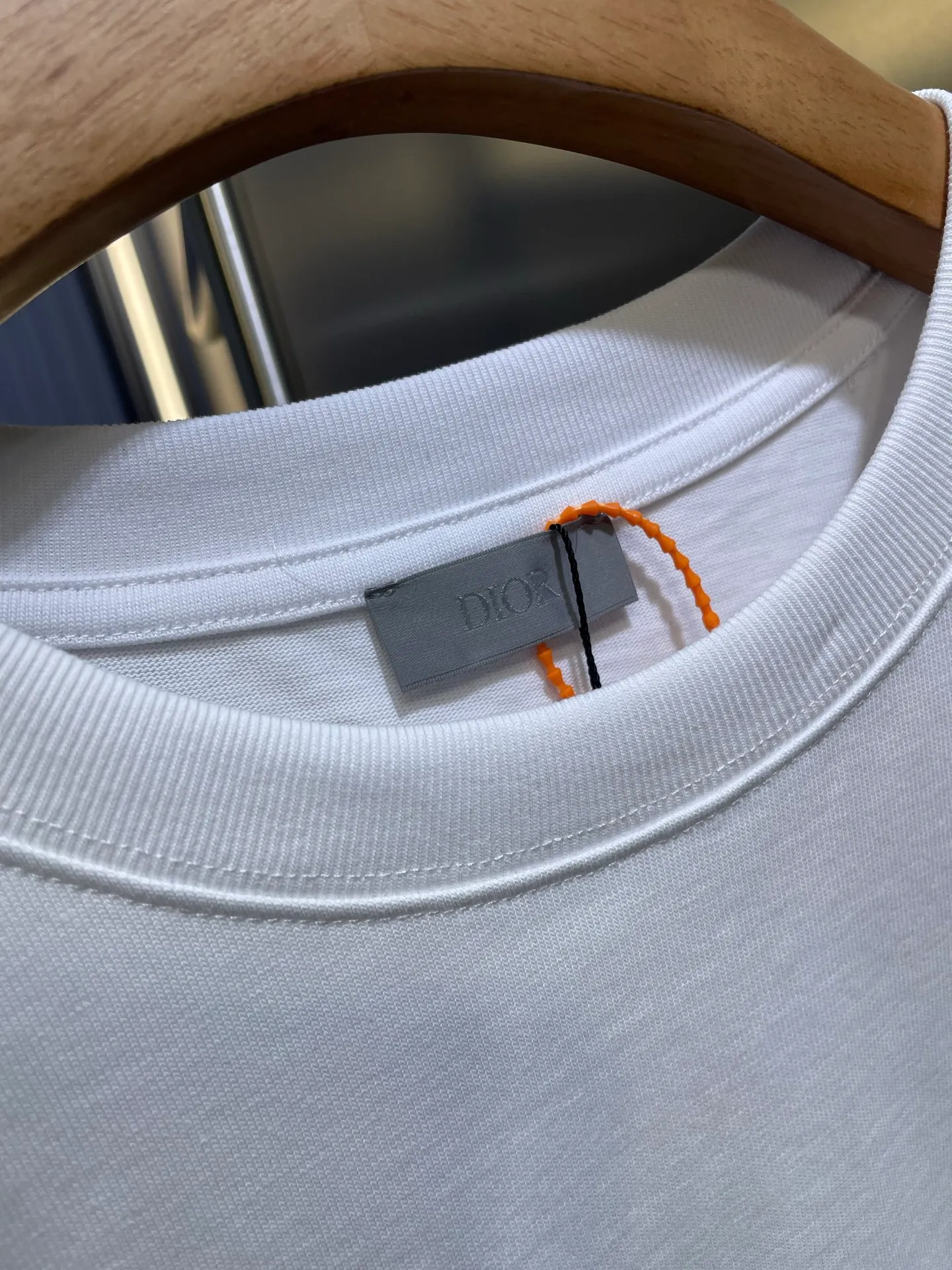 🅿️280 Dior Charm Logo Patch Short Sleeves Custom-made Sulon Tencel Cotton Delicate and soft Comfortable and skin-friendly White as pure as ever and elegant The chest is decorated with Dior Charm logo patches Exquisite as gem inlay The perfect collision of white and gray brings endless freshness and tranquility Fashion and taste coexist Craft 1: Use imported machine embroidery technology using advanced computer control systems and precision mechanical components Achieve Dior Charm embroidery work with high precision, smooth and delicate lines. Process 2: The fabrics are washed and have a better hand feel. Not easy to deform, not easy to shrink, not easy to fade, and maintain long-term beauty. Accessories: Customized 1:1 Dior trademark. Version: Loose version. Size: S M L XL. Style number: 25131-A15.