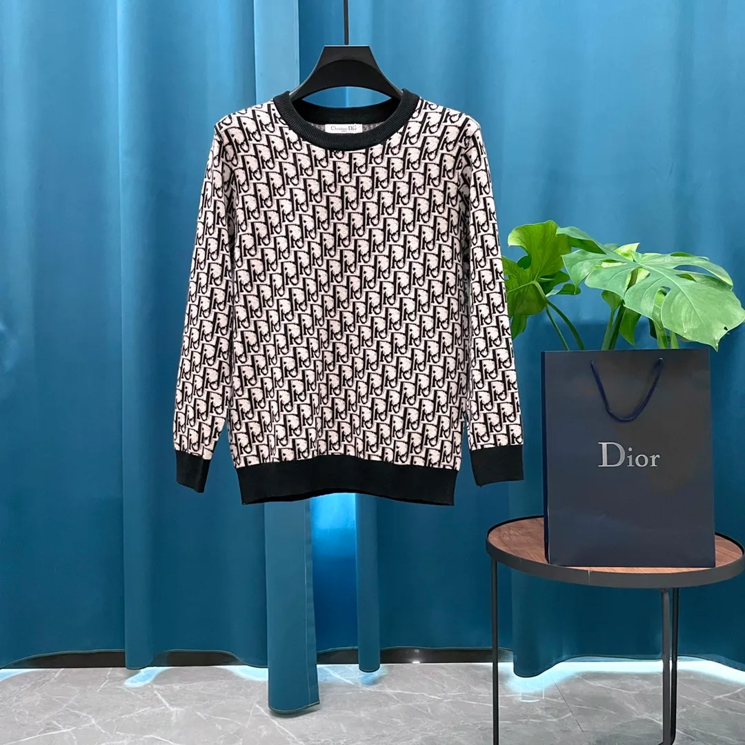 🅿️270 Dior➡️Dior 24ss new jacquard wool sweater sweater OS version 🔥Same style for men and women. Fast-selling market currency. The wool is knitted and manufactured using a 7-needle imported machine. Wool content yarn is used. The yarn is dyed. The new season's main focus is stunning in terms of color, craftsmanship, and elements. High-tech workmanship. Imported sweater fabrics are provided by customers. They have excellent skin-friendliness and perfect details.