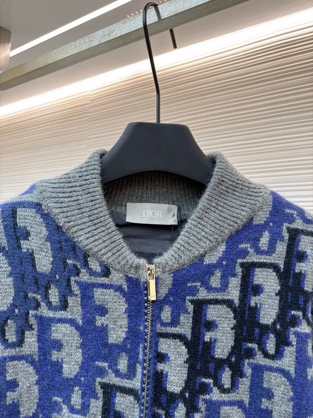 Dior wool printed ribbed zipper long-sleeved jacket ●Original version: Purchased and developed by 27560 ●Item number: 1681747-C00 ●Fabric: wool blended fabric ●Technology: knitted jacquard production ●Color: blue and black ●Version: fitted version ●Weight: about 1255 grams ●Size: XS-S-M-L ●Description: This knitted jacket uses multi-color jacquard technology, interweaving dark and light blue and black to present the brand's iconic letter pattern. The pattern texture is clear and has a strong three-dimensional effect. The body of the garment is made of soft knitted fabric, which is precisely woven to ensure uniform density and a delicate and skin-friendly touch. The collar, cuffs and hem are ribbed in the same color, providing an elastic fit and enhancing the overall silhouette. The front is equipped with a metal zipper, which is smooth and echoes the style of the jacquard pattern; the body is three-dimensionally cut, with a loose and casual fit. The jacquard process uses multi-tissue needles to work together to make the pattern and background color distinct. It has both design recognition and the comfortable texture of knitted items. It is the finishing touch to highlight the brand style in daily wear. The overall wiring is straight and delicate, the fabric is comfortable and soft, and the color is consistent without color difference. It can be matched with the same style to create a fashionable look and control various occasions. Customized accessories, complete with three standards, same style for men and women!