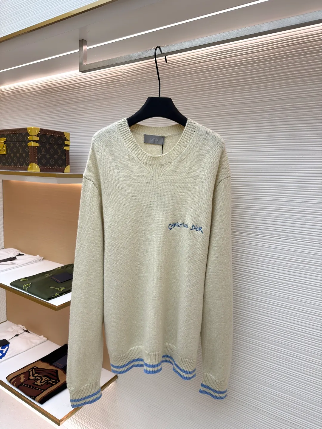 Dior letter embroidered sweater ●Original version: Purchased and developed by 9689 ●Item number: 1680982-B25 ●Material: wool fabric ●Technology: embroidery production ●Version: fitted version ●Weight: about 620 grams ●Size: The pattern-spun yarn is custom-dyed in beige and apricot colors, and an imported 12-needle knitting machine is used for the plain weave process. The chest is decorated with a classic logo on the front. The letter pattern is embroidered with imported Tajima machines using thousands of needles. It adopts precise needle embroidery technology. The embroidery is very fine and dense, and the letter pattern outlines the design clearly. Double-sided hanging wool technology, fine workmanship, clear texture and lines, extremely fine woven threads are made of environmentally friendly fibers, the overall wiring is straight and delicate, the fabric is comfortable and soft, the color is consistent and no color difference. It can be matched with the same style to create a fashionable look, to control various occasions, customized accessories, complete three standards, the same style for men and women!