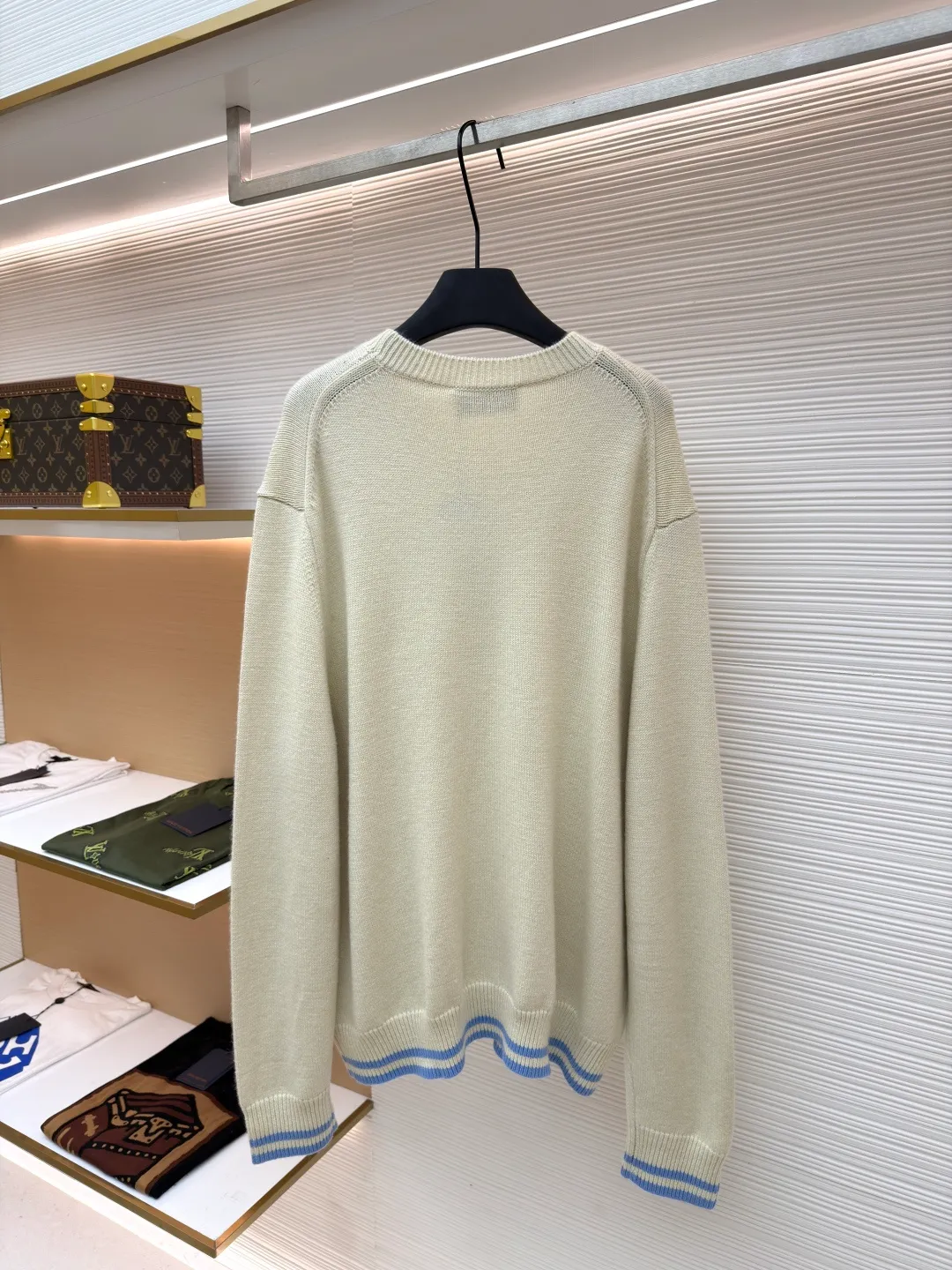 Dior letter embroidered sweater ●Original version: Purchased and developed by 9689 ●Item number: 1680982-B25 ●Material: wool fabric ●Technology: embroidery production ●Version: fitted version ●Weight: about 620 grams ●Size: The pattern-spun yarn is custom-dyed in beige and apricot colors, and an imported 12-needle knitting machine is used for the plain weave process. The chest is decorated with a classic logo on the front. The letter pattern is embroidered with imported Tajima machines using thousands of needles. It adopts precise needle embroidery technology. The embroidery is very fine and dense, and the letter pattern outlines the design clearly. Double-sided hanging wool technology, fine workmanship, clear texture and lines, extremely fine woven threads are made of environmentally friendly fibers, the overall wiring is straight and delicate, the fabric is comfortable and soft, the color is consistent and no color difference. It can be matched with the same style to create a fashionable look, to control various occasions, customized accessories, complete three standards, the same style for men and women!